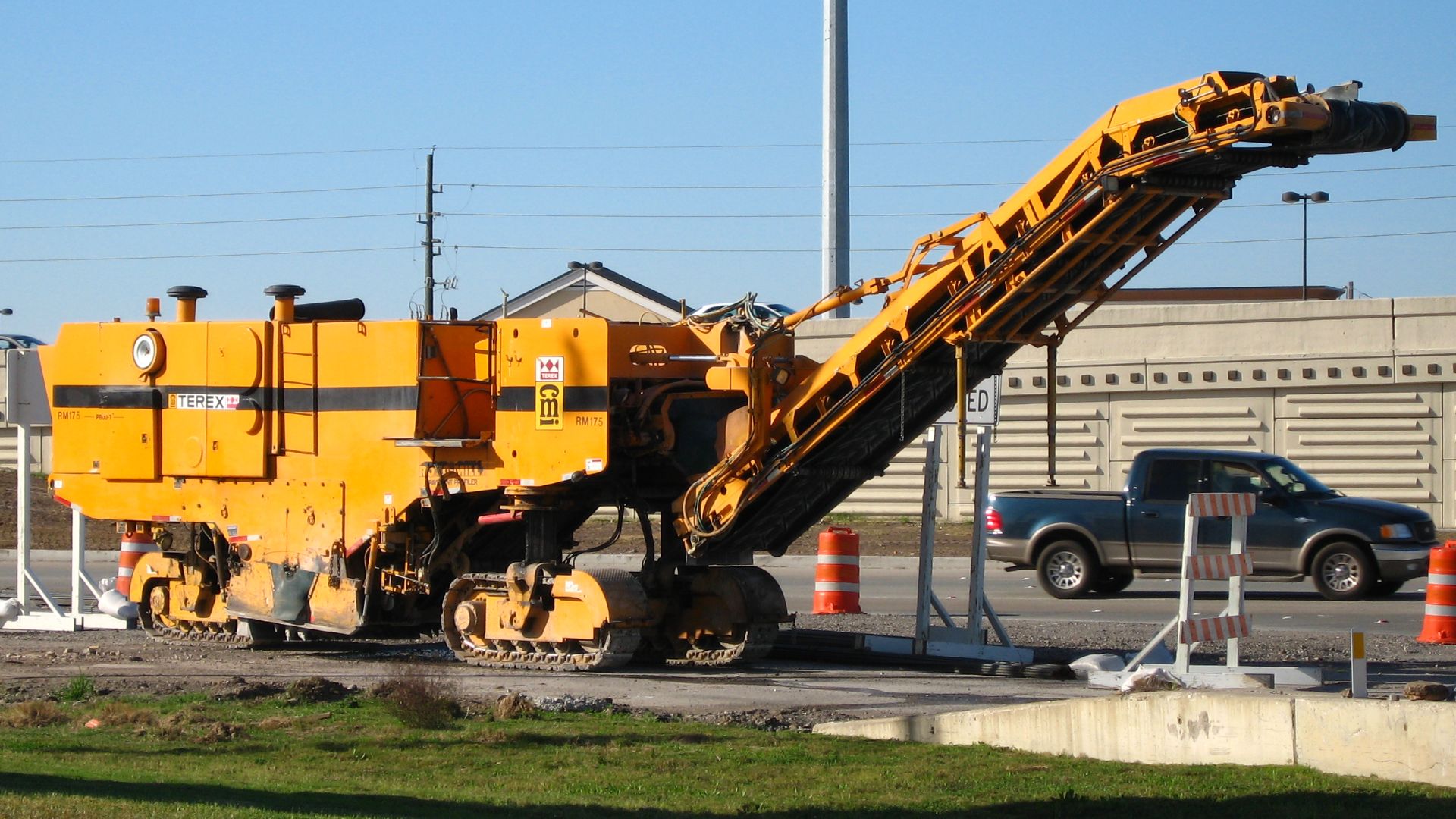 File:Asphalt Milling Machine.jpg