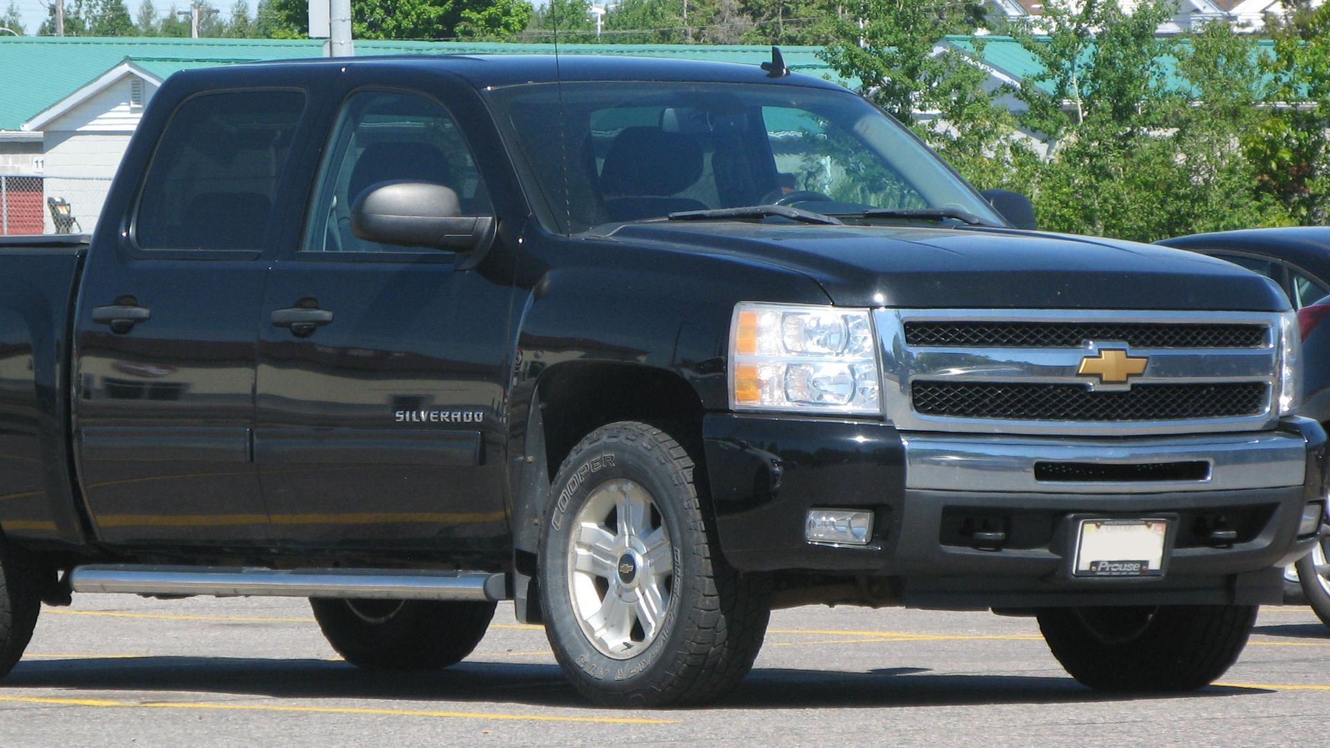 File:2011 Chevrolet Silverado 1500 LT, Front Right, 05-30-2021.jpg