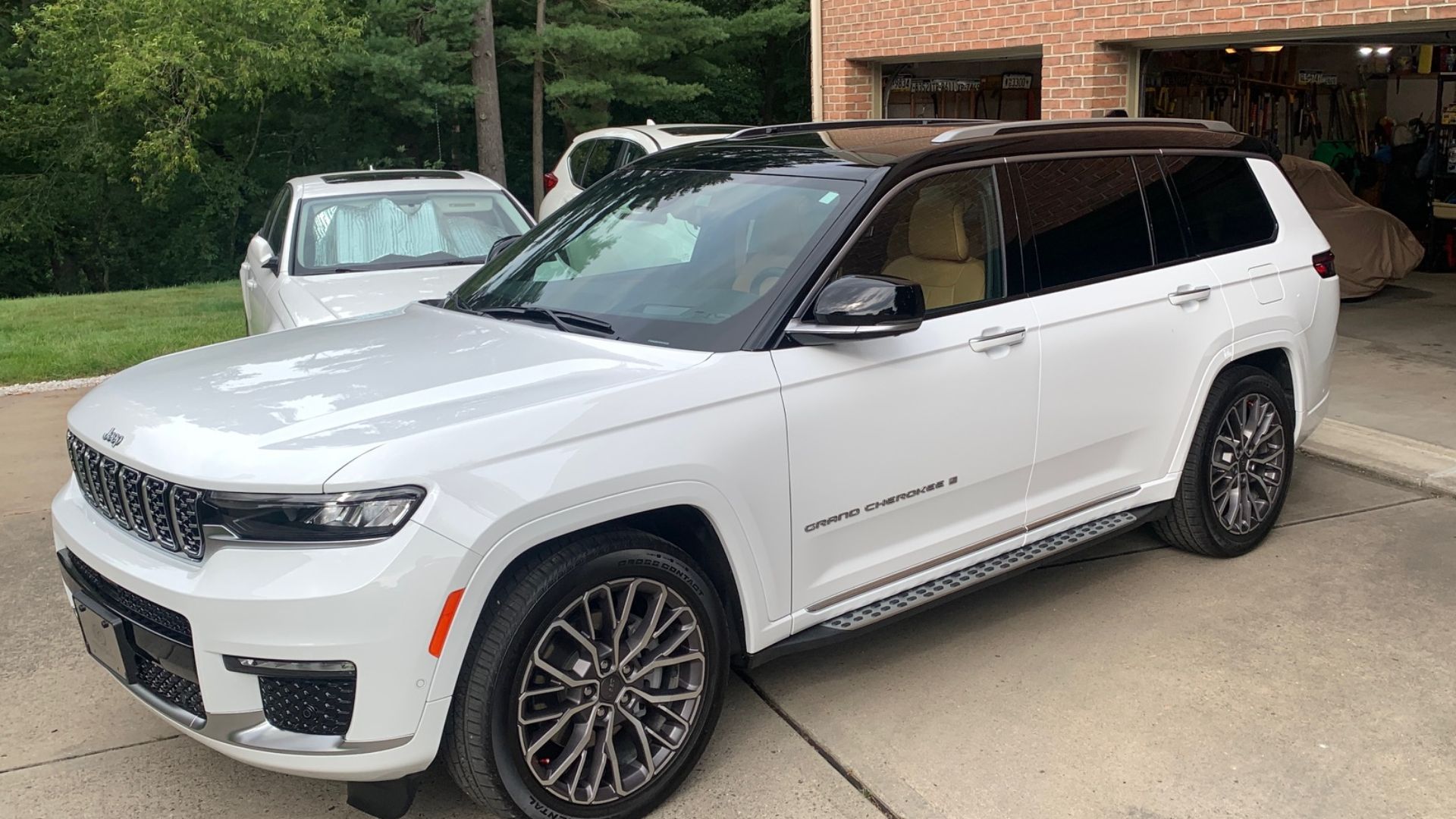 File:2023 Jeep Grand Cherokee L Summit Reserve.jpg