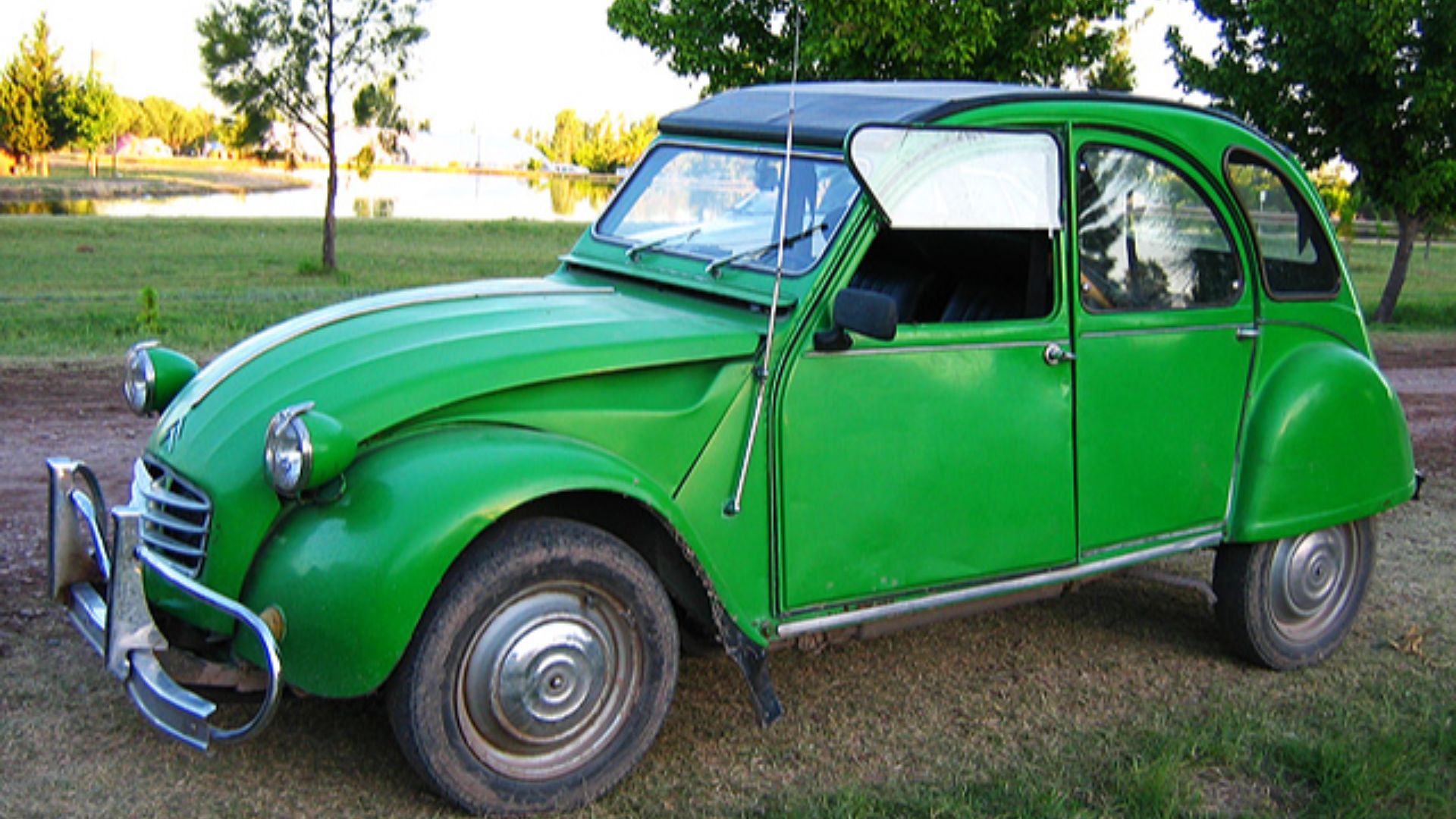File:Citroen 2CV.jpg