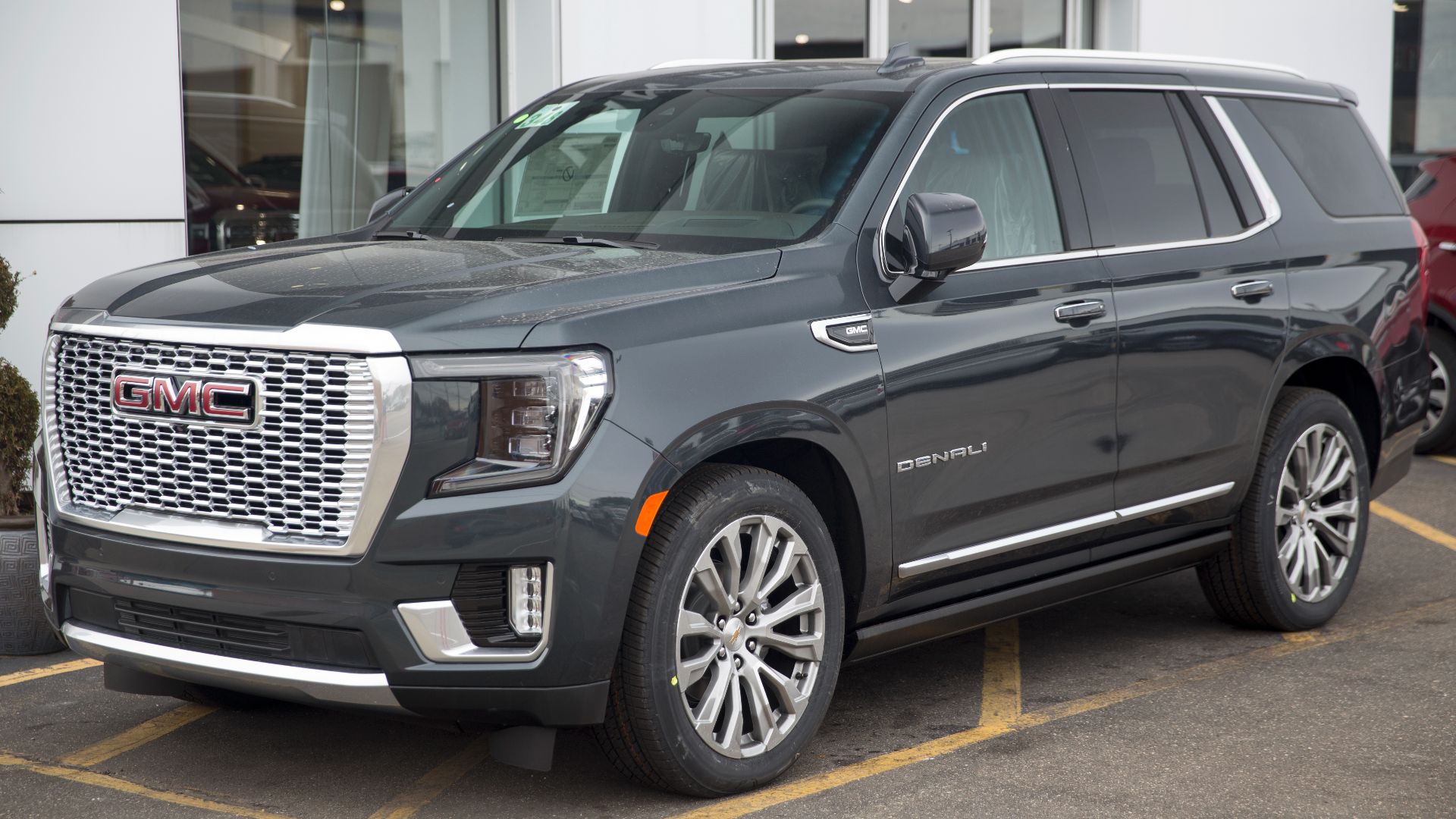File:2021 GMC Yukon Denali in Hunter Metallic, front left.jpg