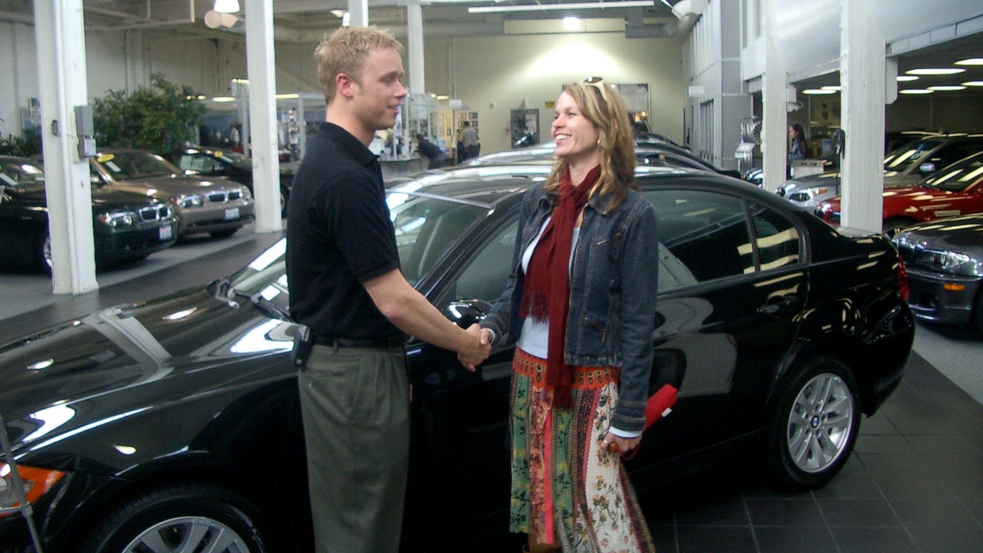 File:Man selling a car.jpg