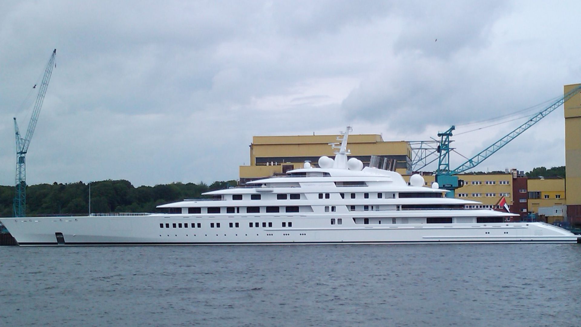 File:Azzam IMO 9693367 S Bremen 09-05-2014.jpg