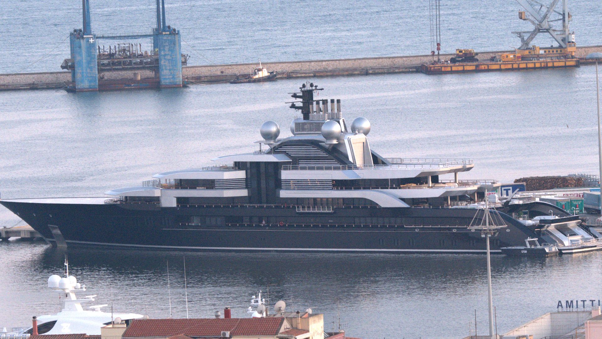 File:Yacht Crescent.jpg