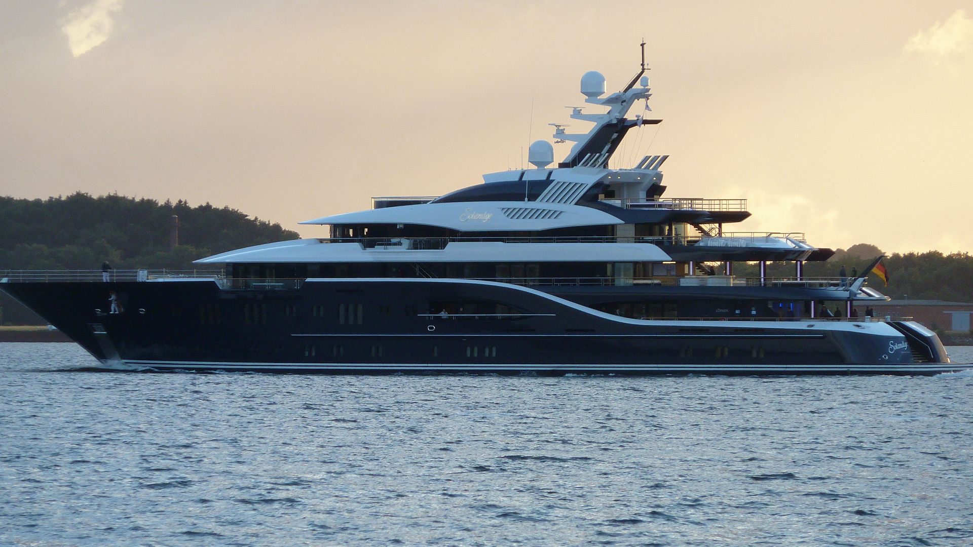 File:Motoryacht Solandge inbound Kiel.JPG