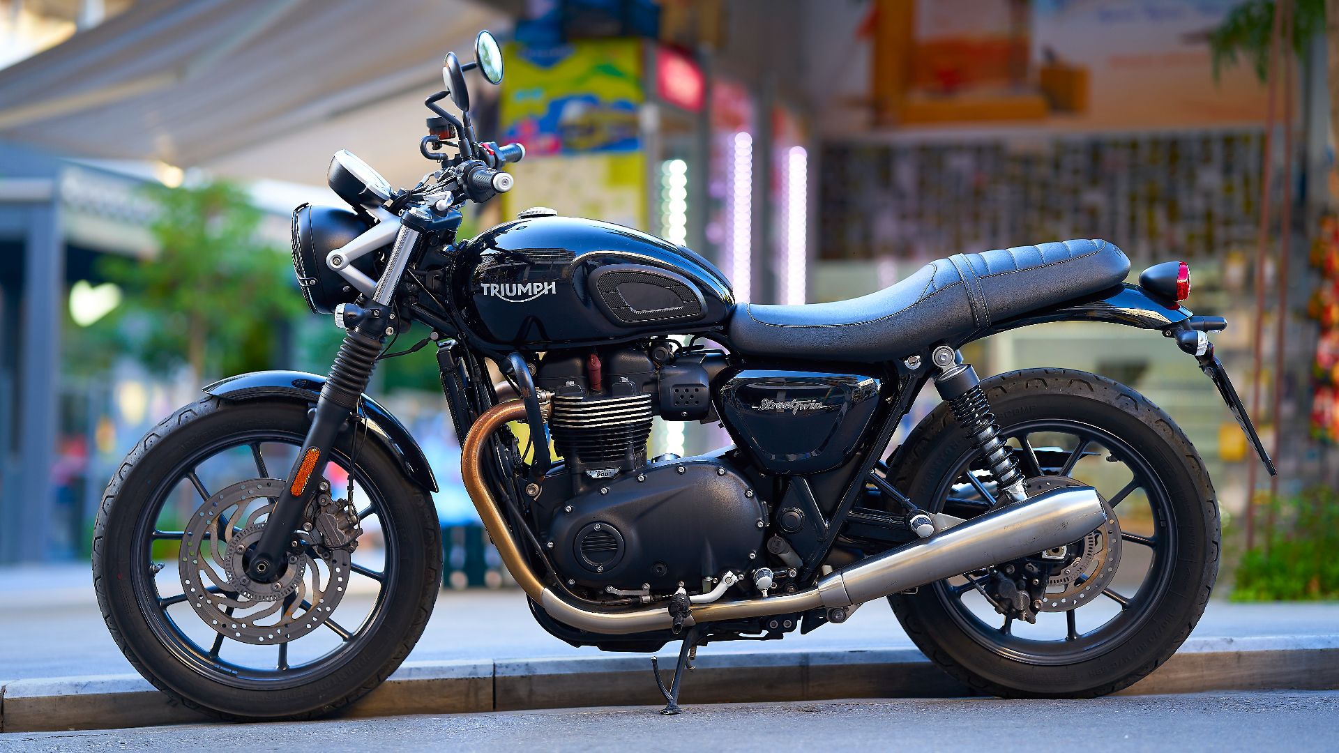 File:2016 Triumph Street Twin in Athens on 9-21-2023.jpg