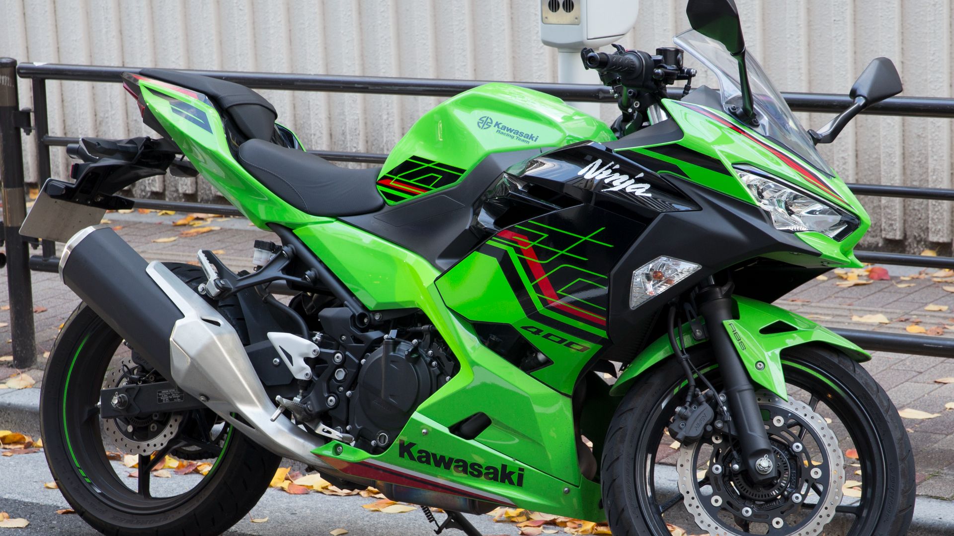 File:Kawasaki Ninja 400 KRT Edition (facelift model) right side.jpg
