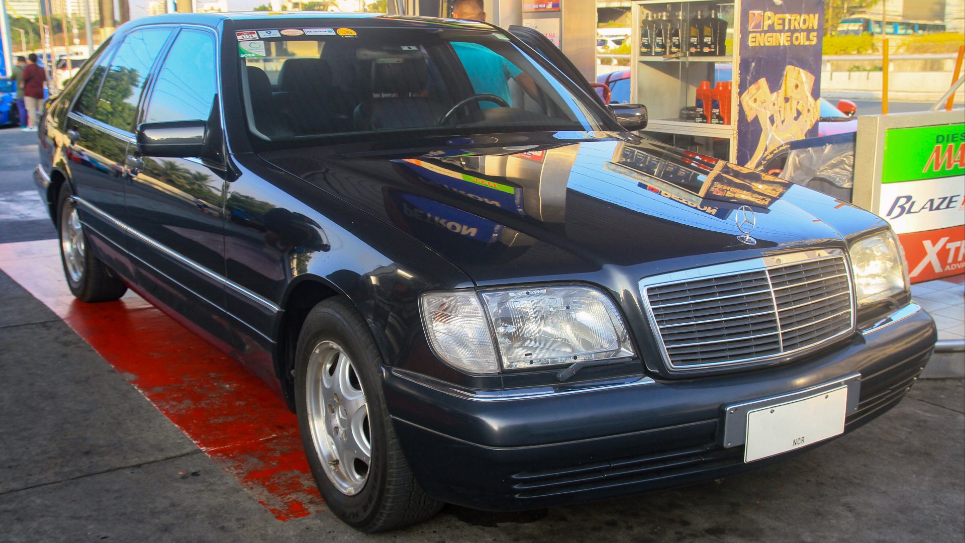 File:Mercedes-Benz W140 Black Opal Metallic - front.jpg