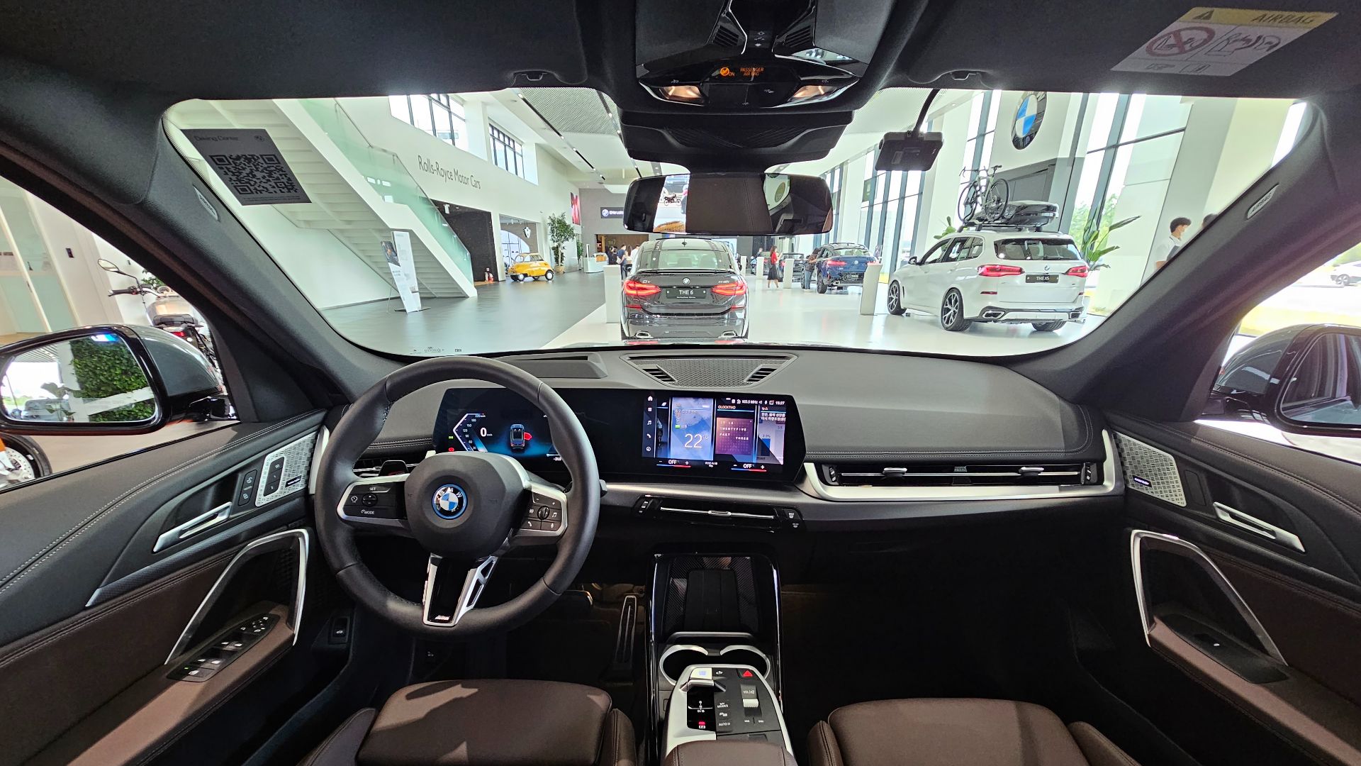 File:BMW U11 BEV iX1 xDrive30 M Sport Sensatec Mocha (4).jpg