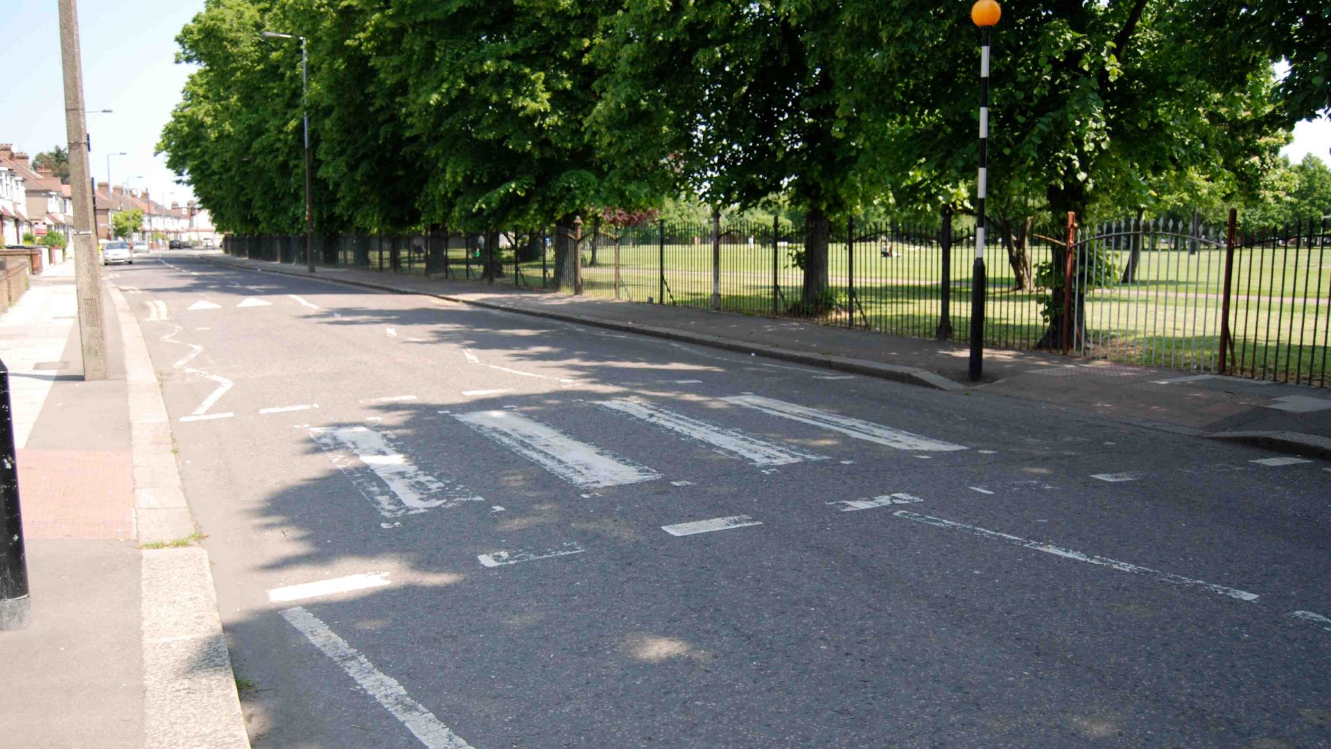 File:Fading road crossing in Park View Road N17.jpg