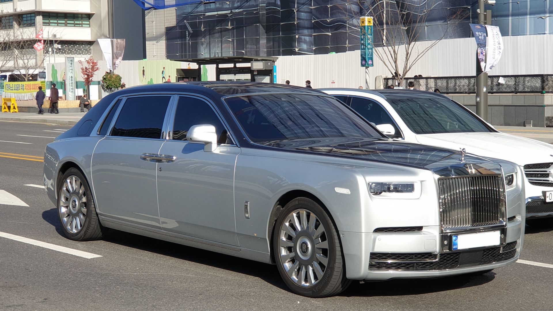 File:Rolls-Royce Phantom VIII EWB Silver Grey (1).jpg