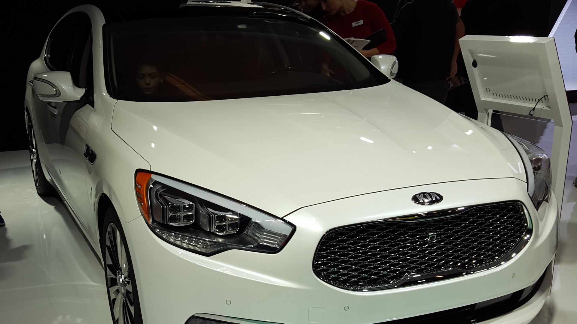 File:2017 Kia K900 au SIAM 2017.jpg