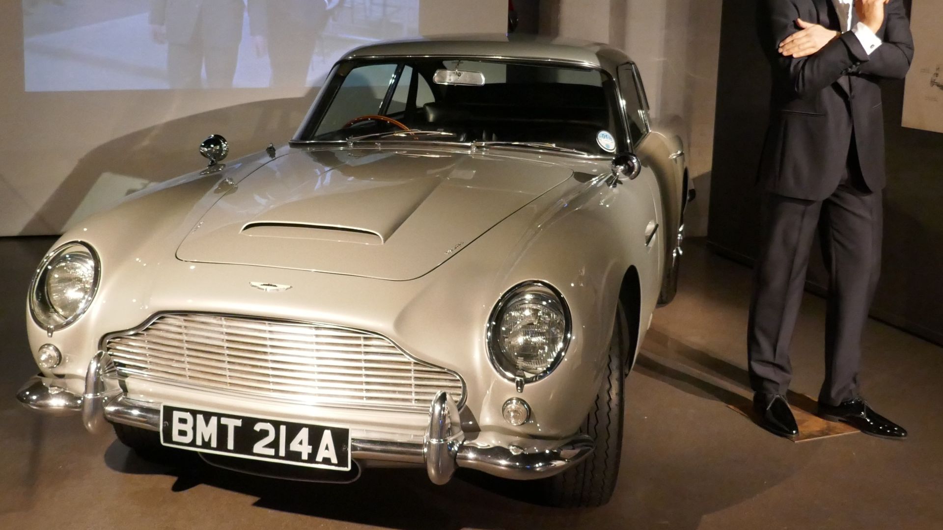 File:Goldfinger - Aston Martin DB5 & Sean Connery.jpg