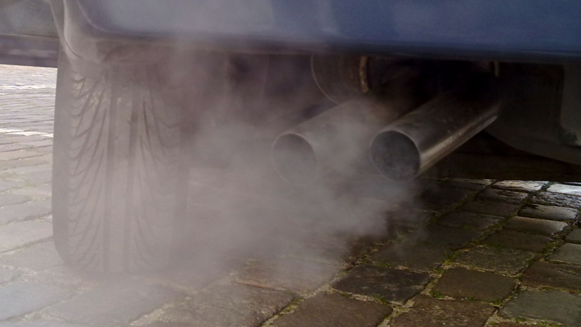 File:Automobile exhaust gas.jpg