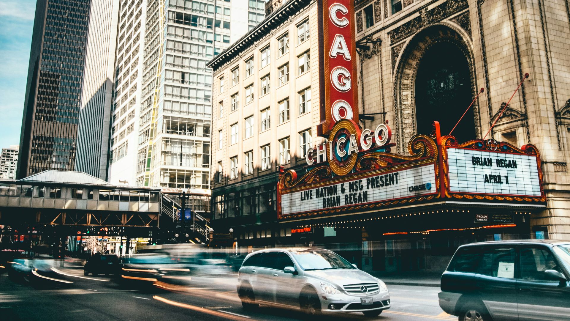 Chicago Theater in time lapse photography during daytime