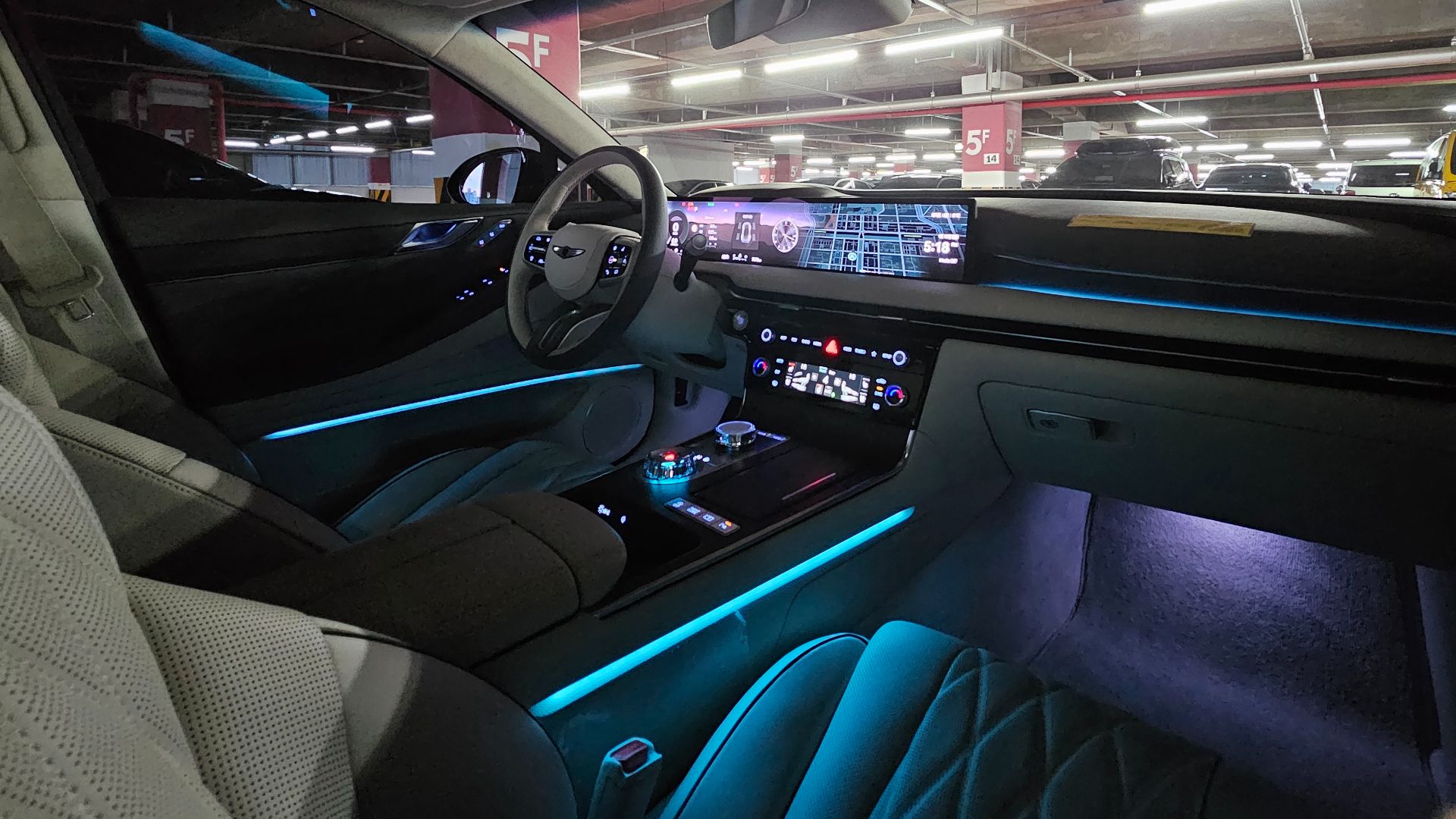 File:Genesis G80 RG3 PE SDS II Ash Gray Vanila Beige Two-tone (48).jpg