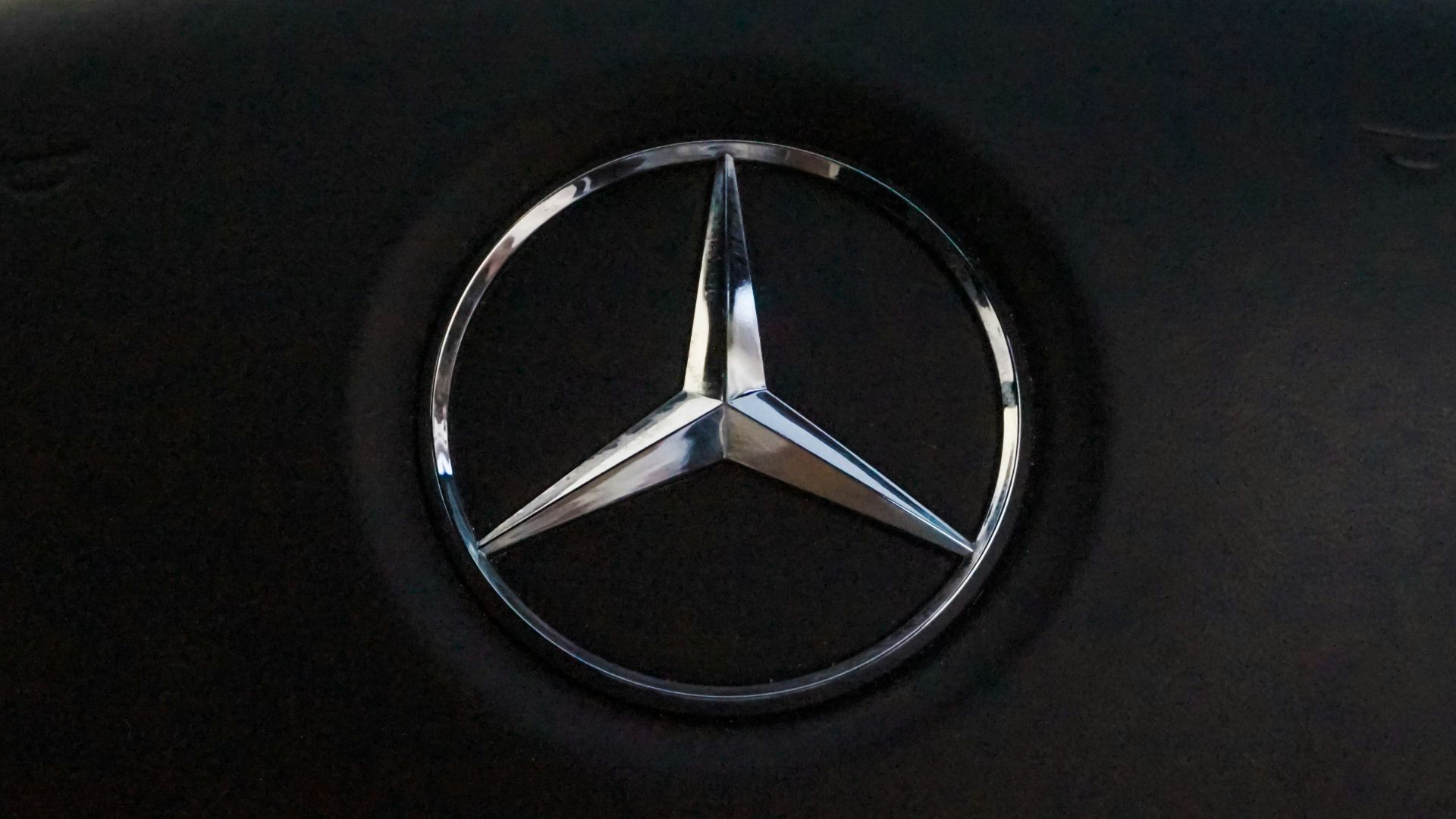 the steering wheel of a mercedes benz benz benz benz benz benz benz benz benz benz