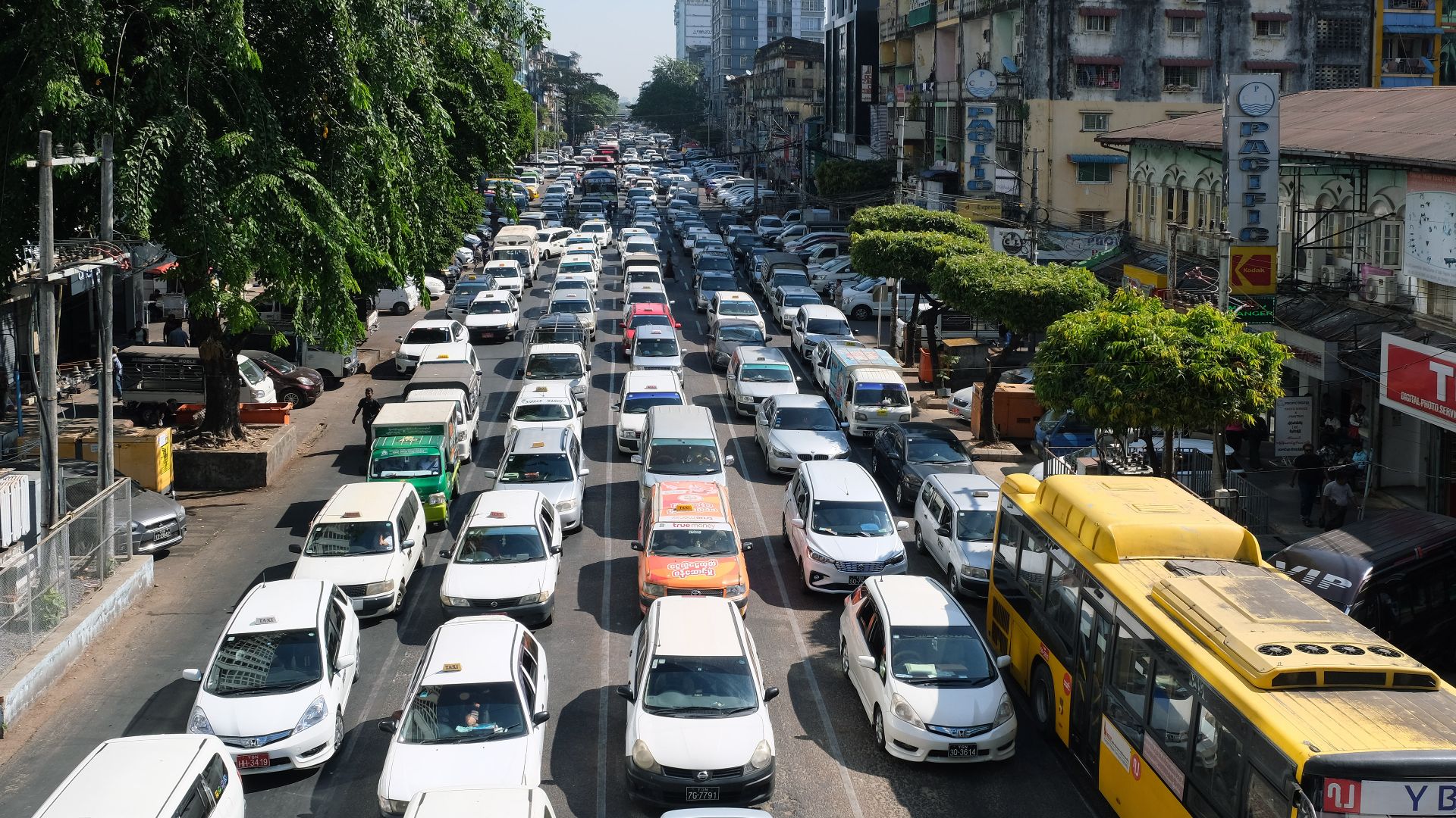 File:Anawrahta road traffic.jpg