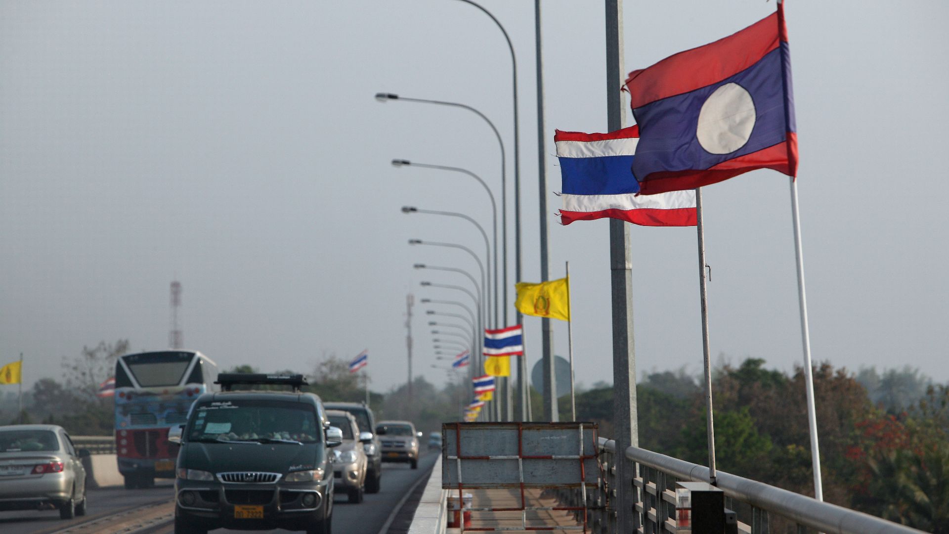 File:The Friendship bridge built with Australian funding and completed and opened in 1994, crossing the Mekong River and connecting Thailand to Laos. (10729190614).jpg