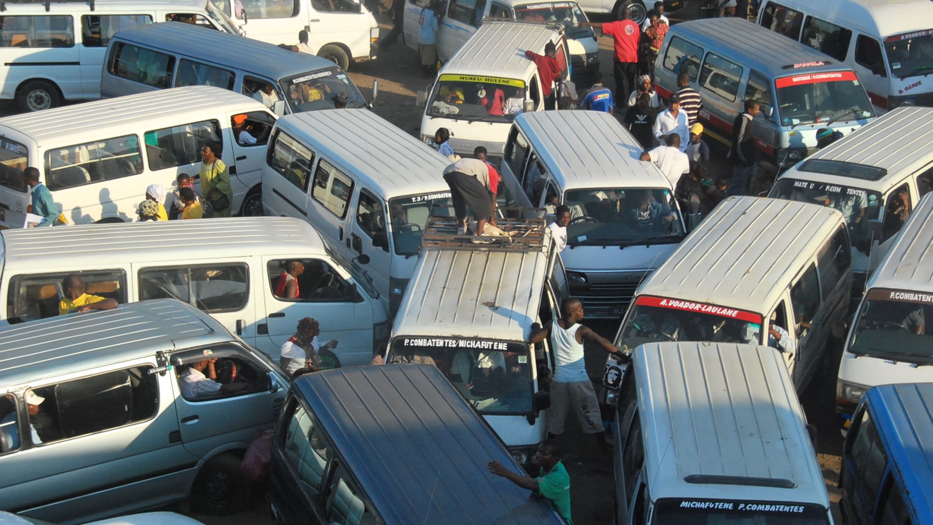 File:Chapa traffic jam in Maputo (9717216968).jpg