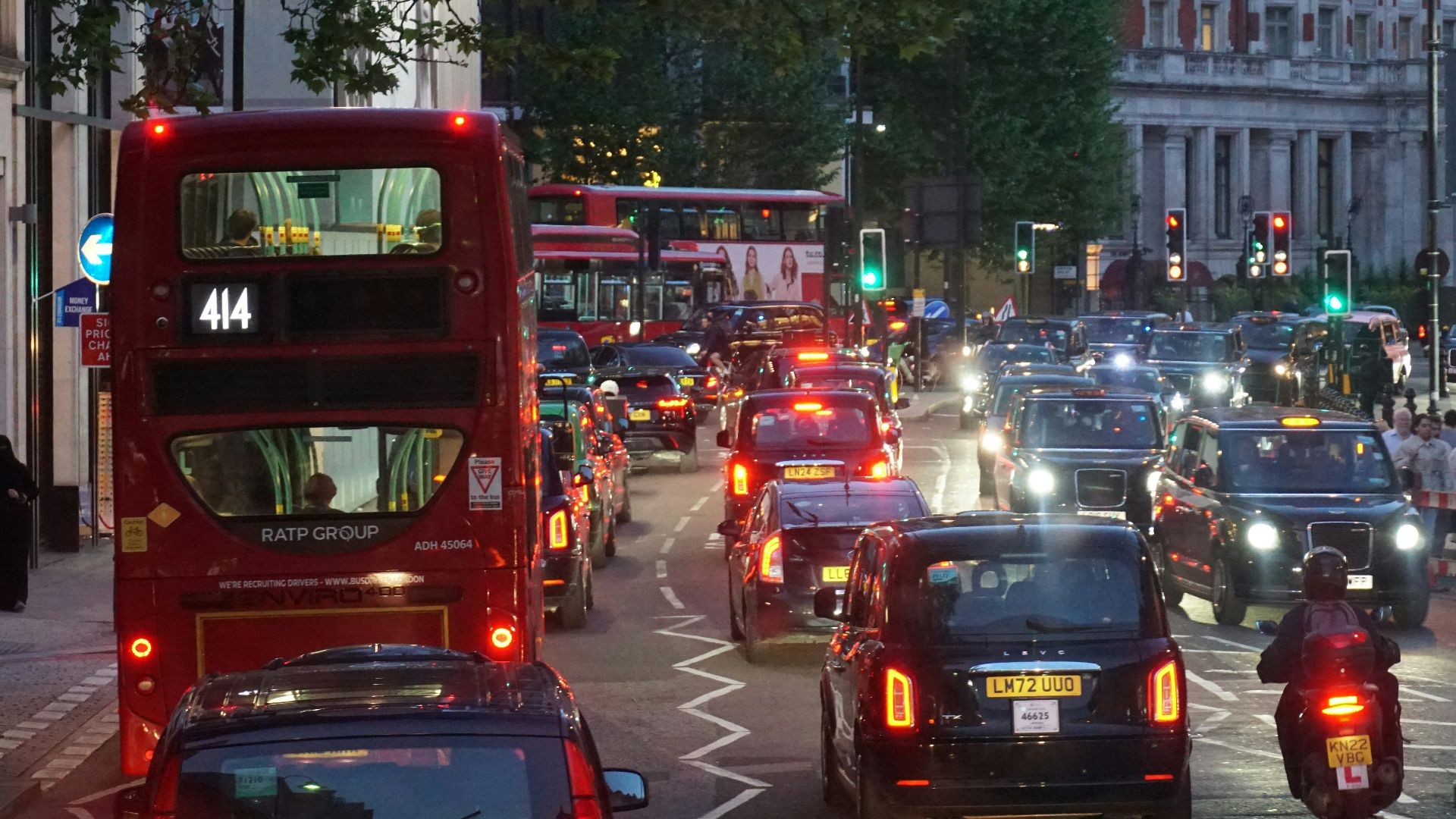 a busy city street filled with lots of traffic