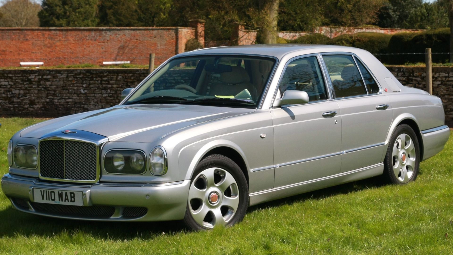 File:Bentley Arnage registered February 2000 6750cc.JPG