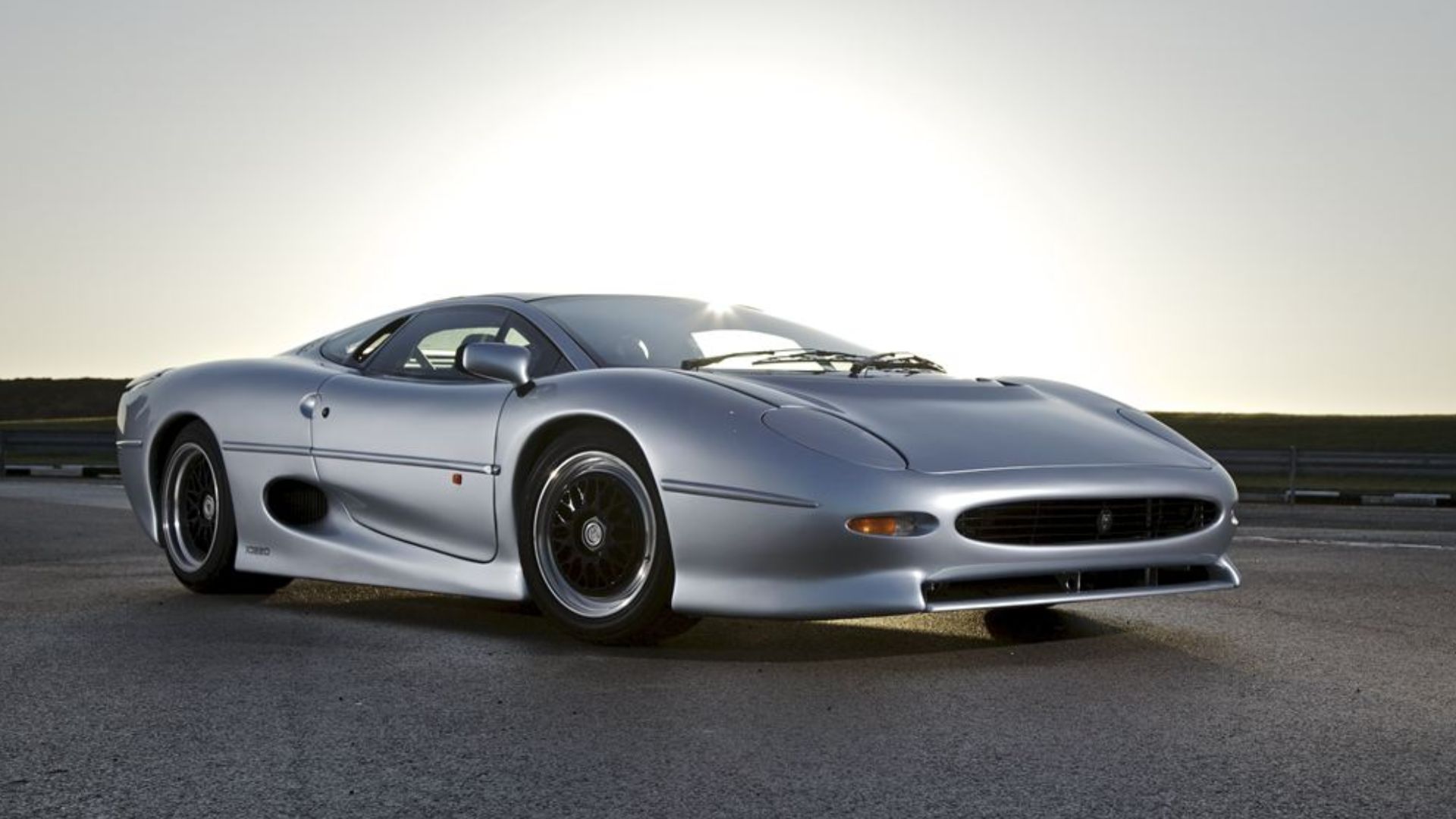 File:Jaguar XJ220 Front JagMENA.jpg