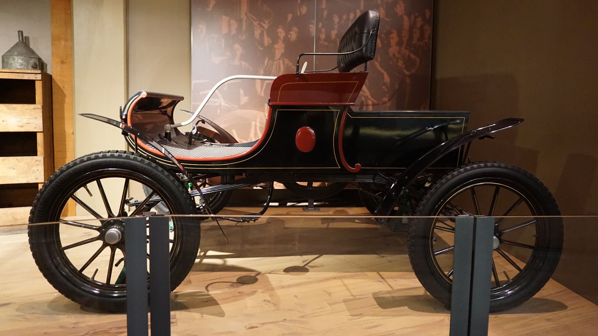 File:Detroit Historical Museum July 2018 21 (1901 Olds Curved Dash).jpg