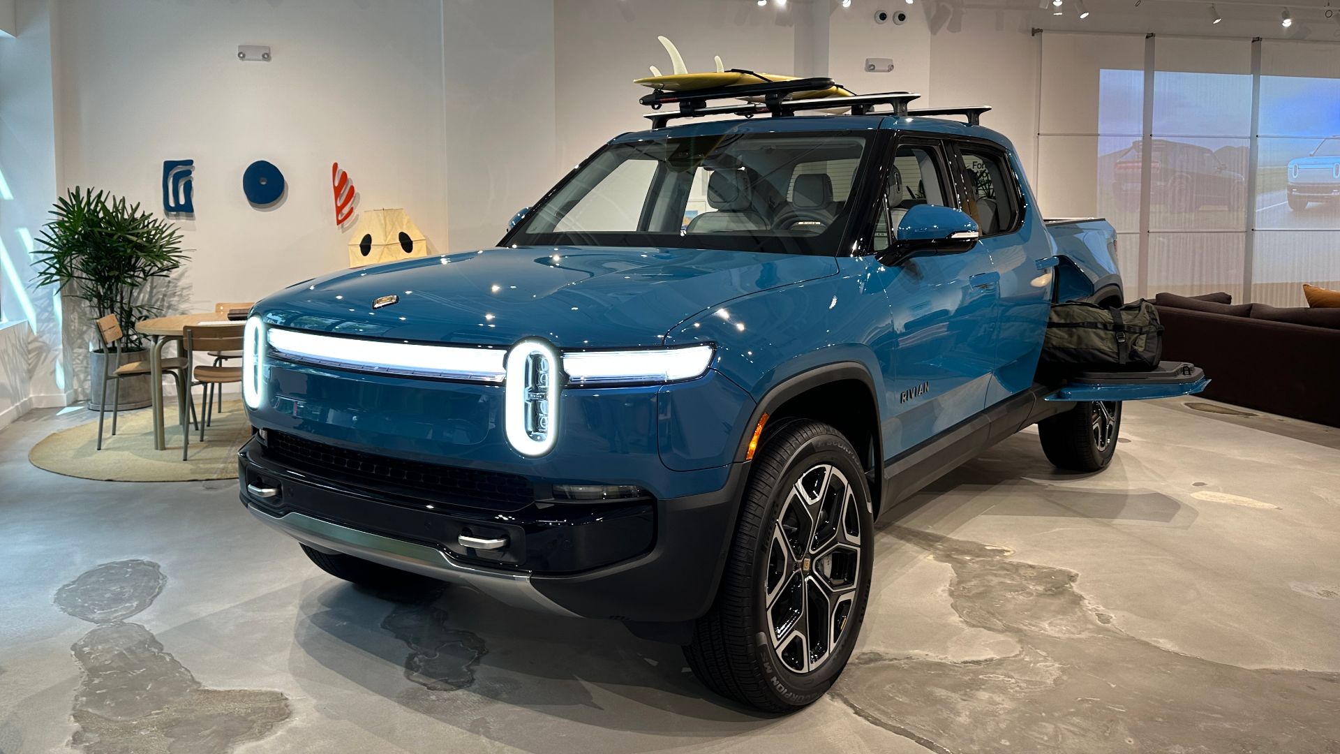 File:Newly Open Rivian Showroom Brickell, Miami Florida Sept 2025 - blue pickup front.jpg