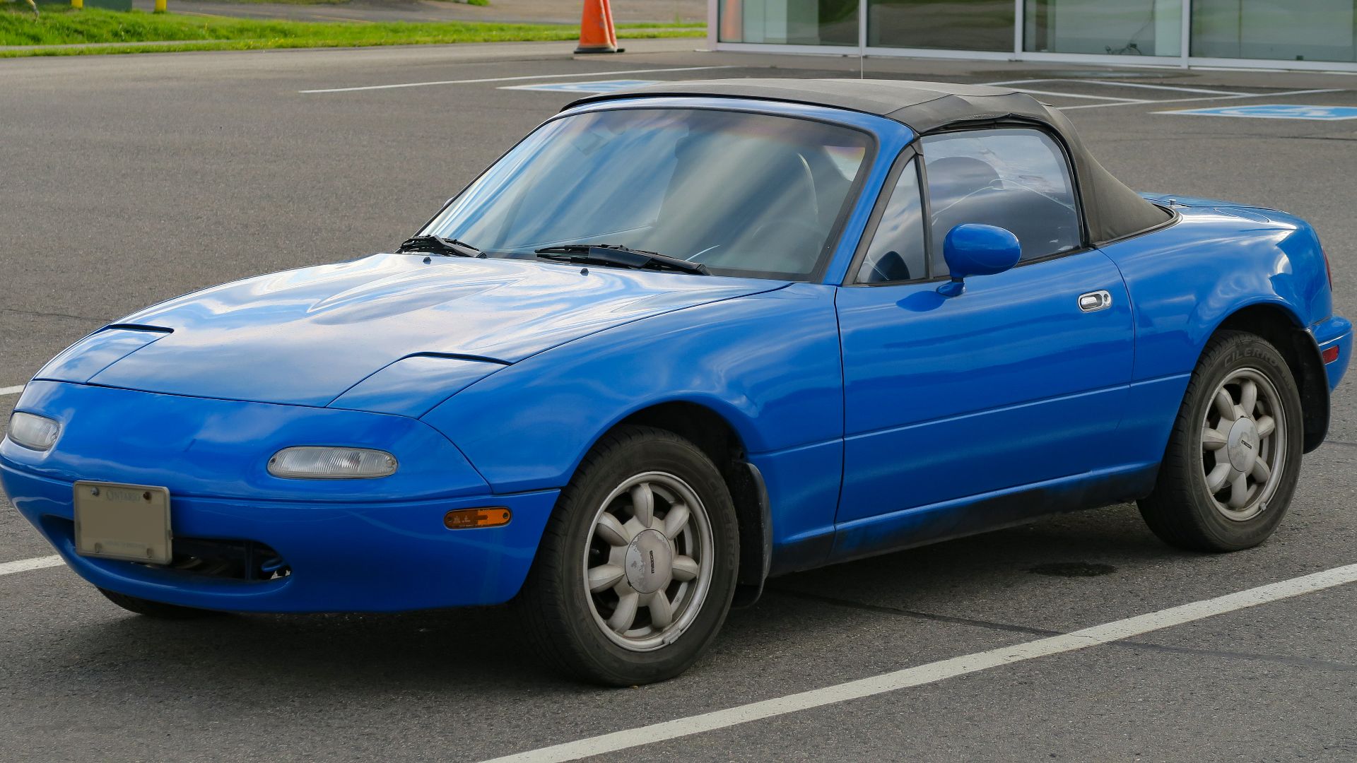 File:1990 Mazda MX-5 Miata in Mariner Blue, front left, 2025-09-07.jpg