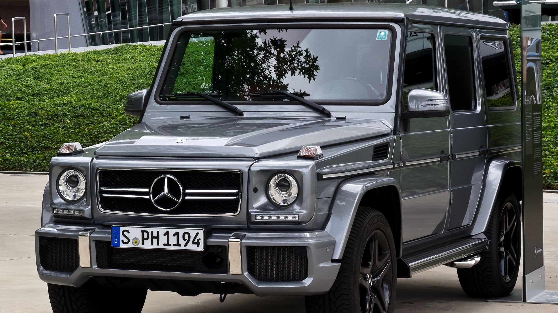File:Mercedes-Benz G 63 AMG (W 463, 3. Facelift) – Frontansicht, 7. August 2012, Stuttgart.jpg