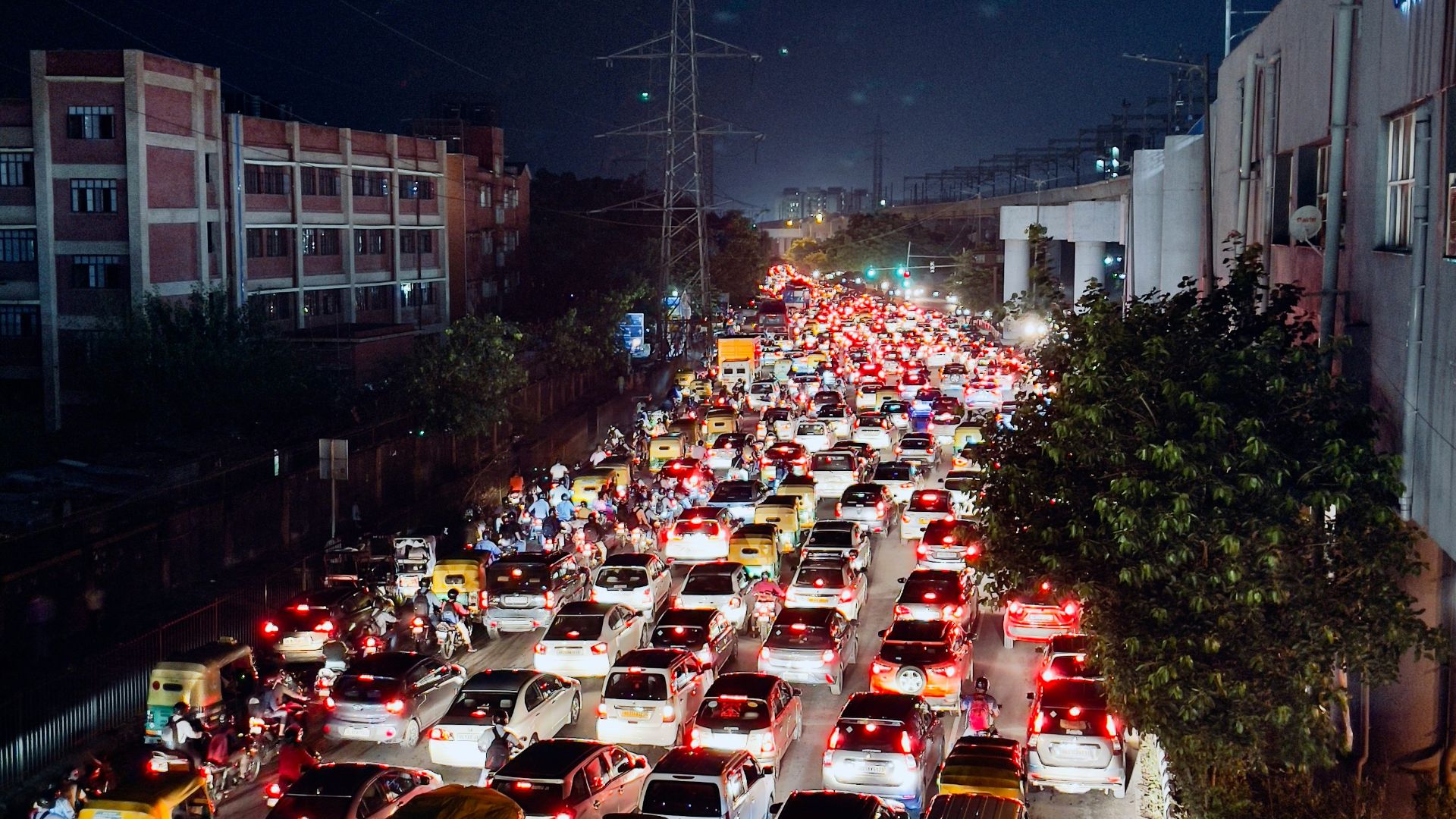 a busy city street filled with lots of traffic
