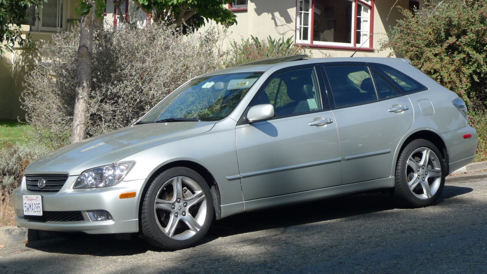 File:Lexus IS300-SportCross.jpg