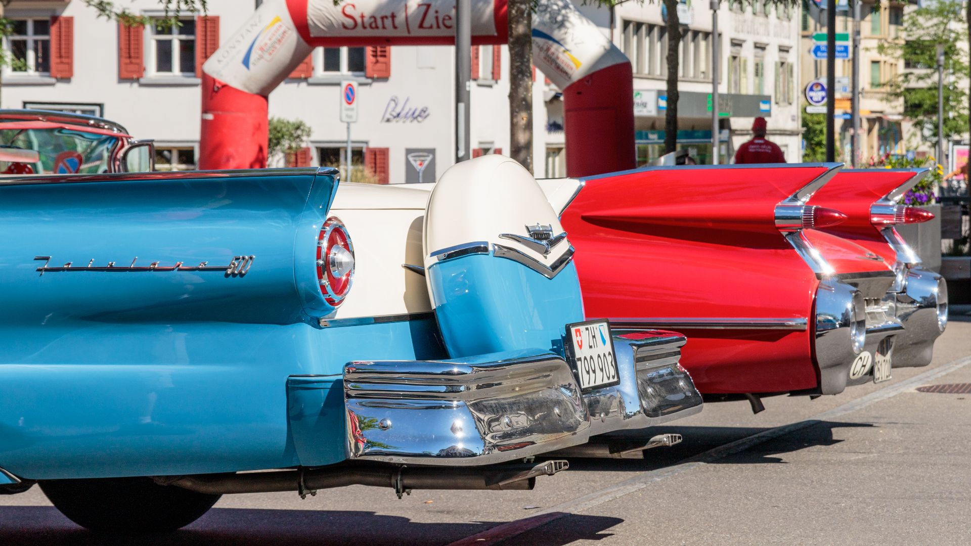 File:Heckflossen an US-Autos (Kreuzlingen, 2015).jpg