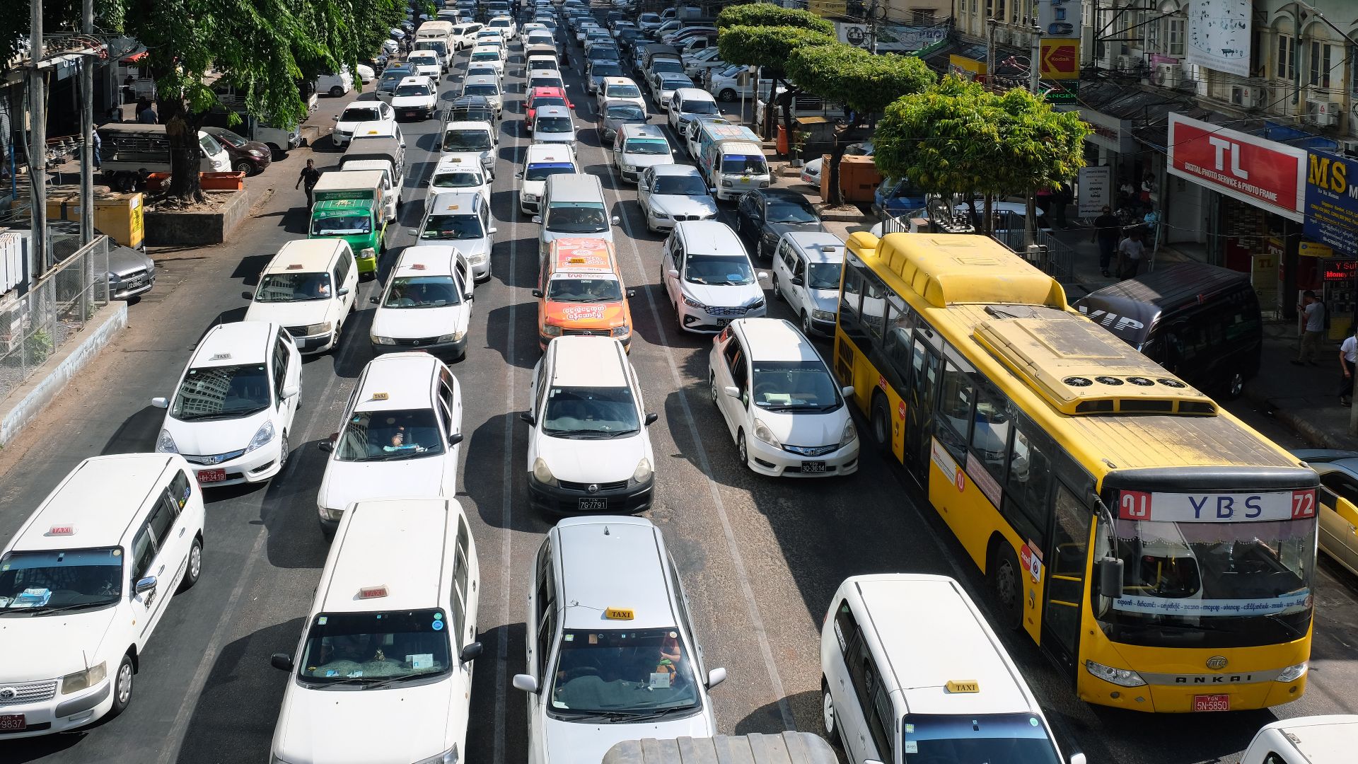 File:Anawrahta road traffic.jpg