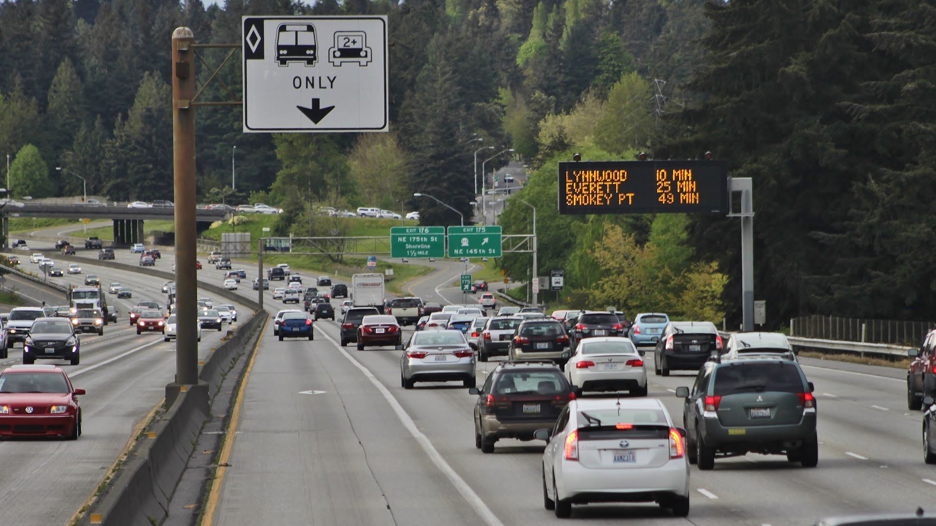 File:Interstate 5 northbound near Shoreline, WA - HOV and VMS.jpg