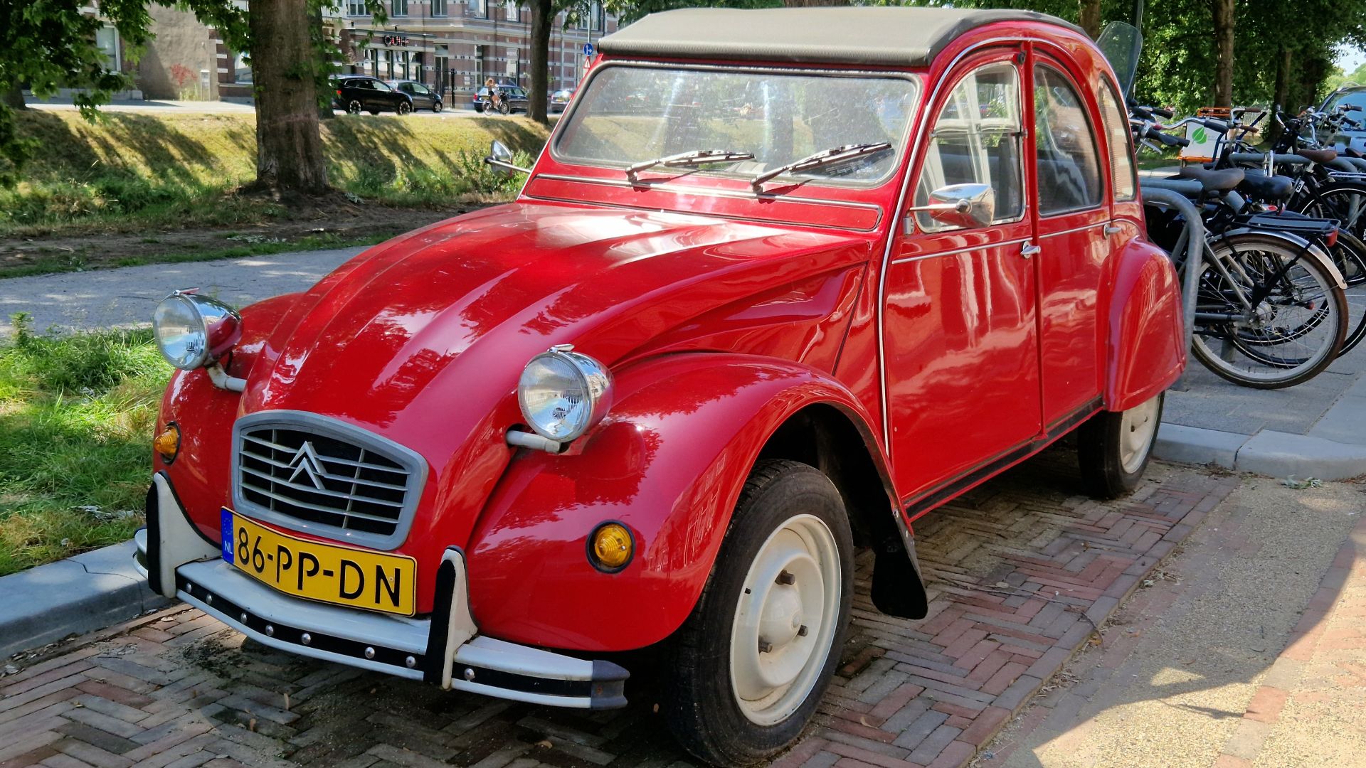File:Red Citroën 2CV three-quarter front view.jpg