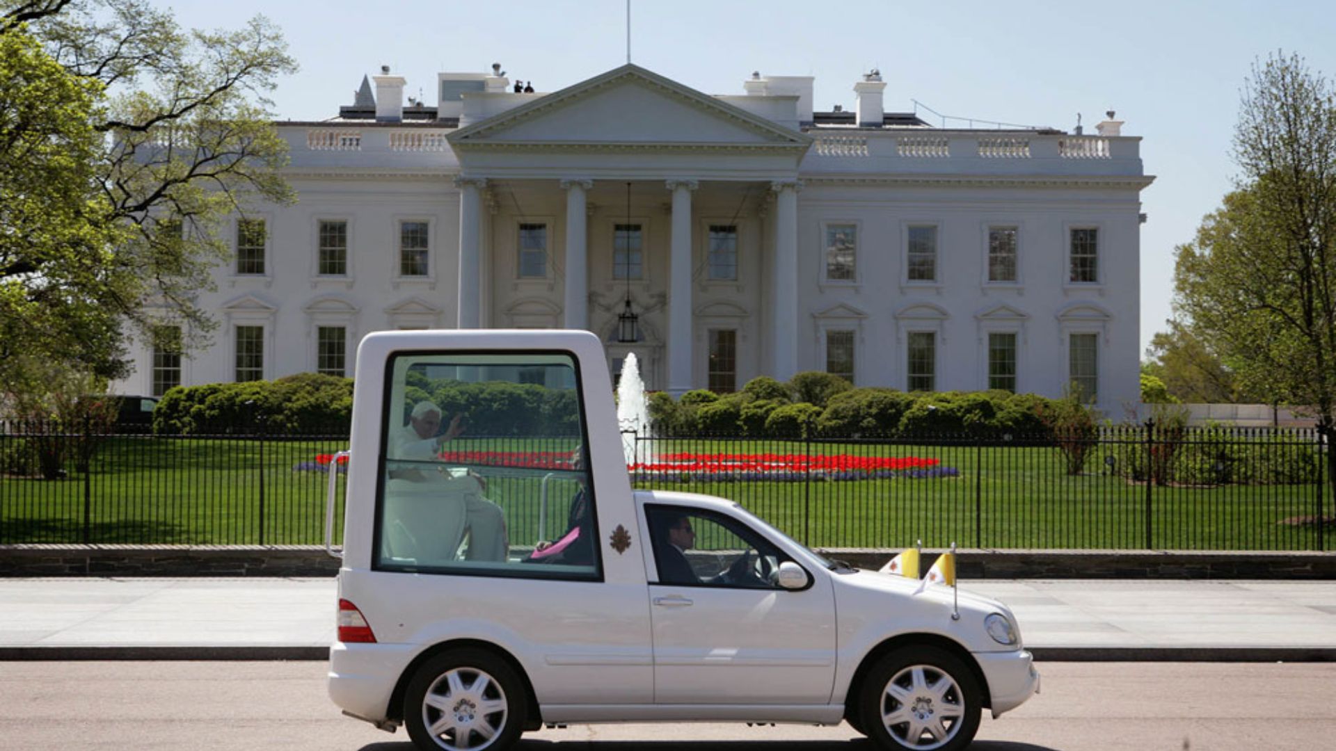 File:Popemobile passes the White House.jpg