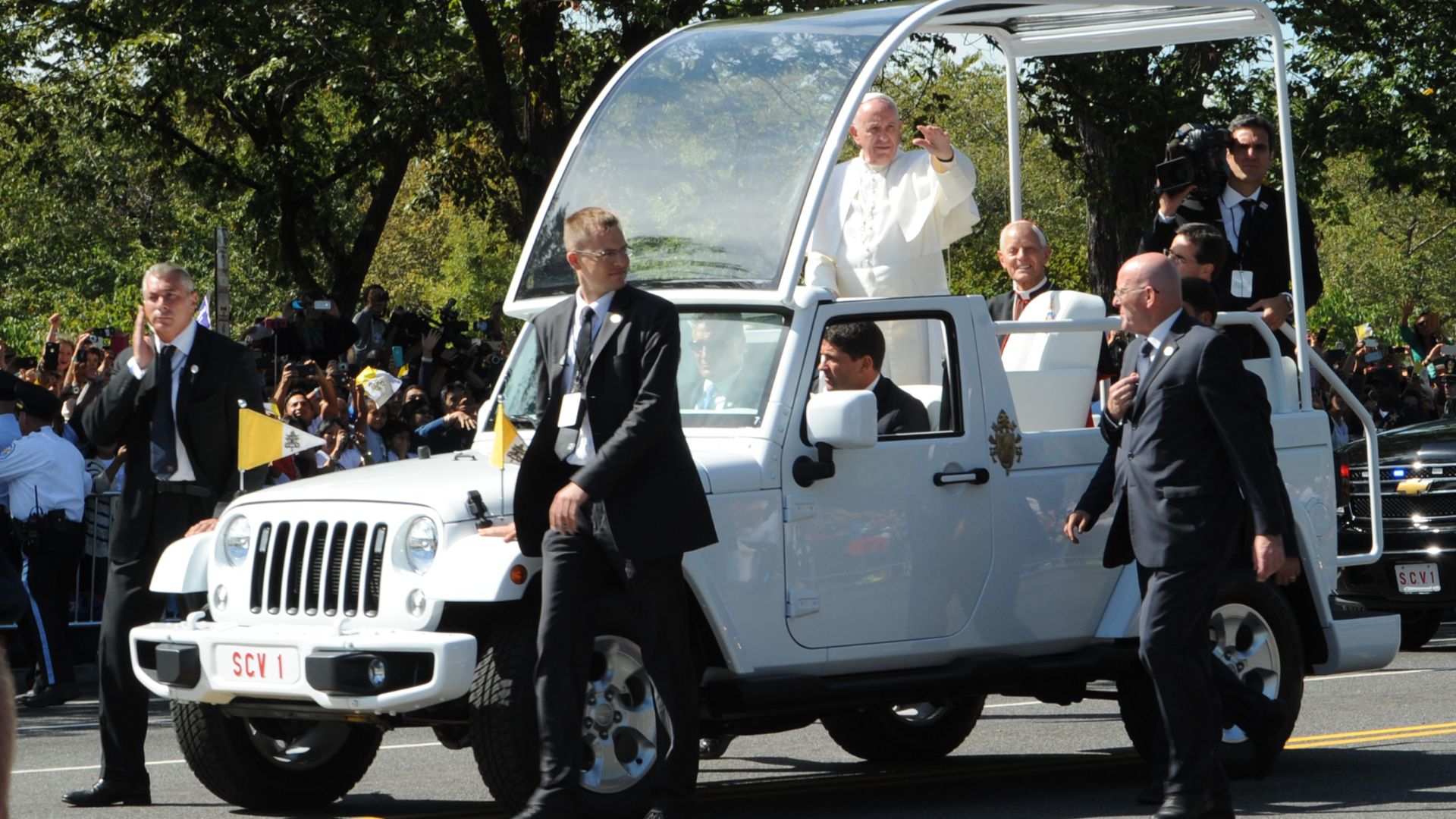 File:Papal Parade Constitution Ave Washington DC (21040817474).jpg