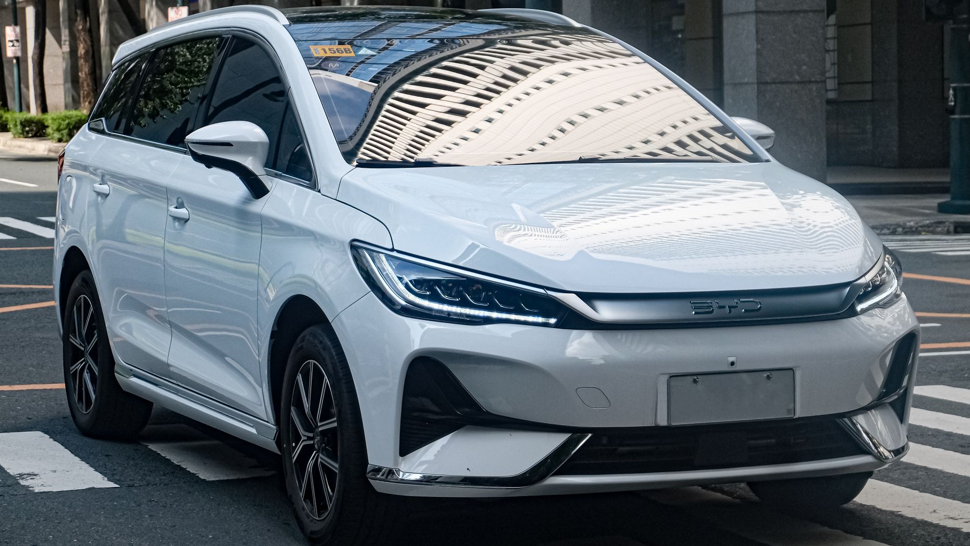 File:BYD eMAX 7 Superior Captain Crystal White.jpg