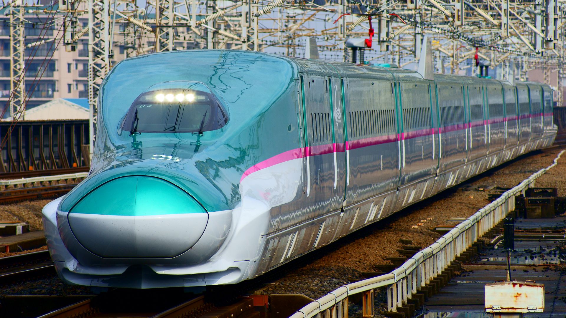 File:Shinkansen (bullet train) ： The Hayabusa super express (Series E5 train).JPG