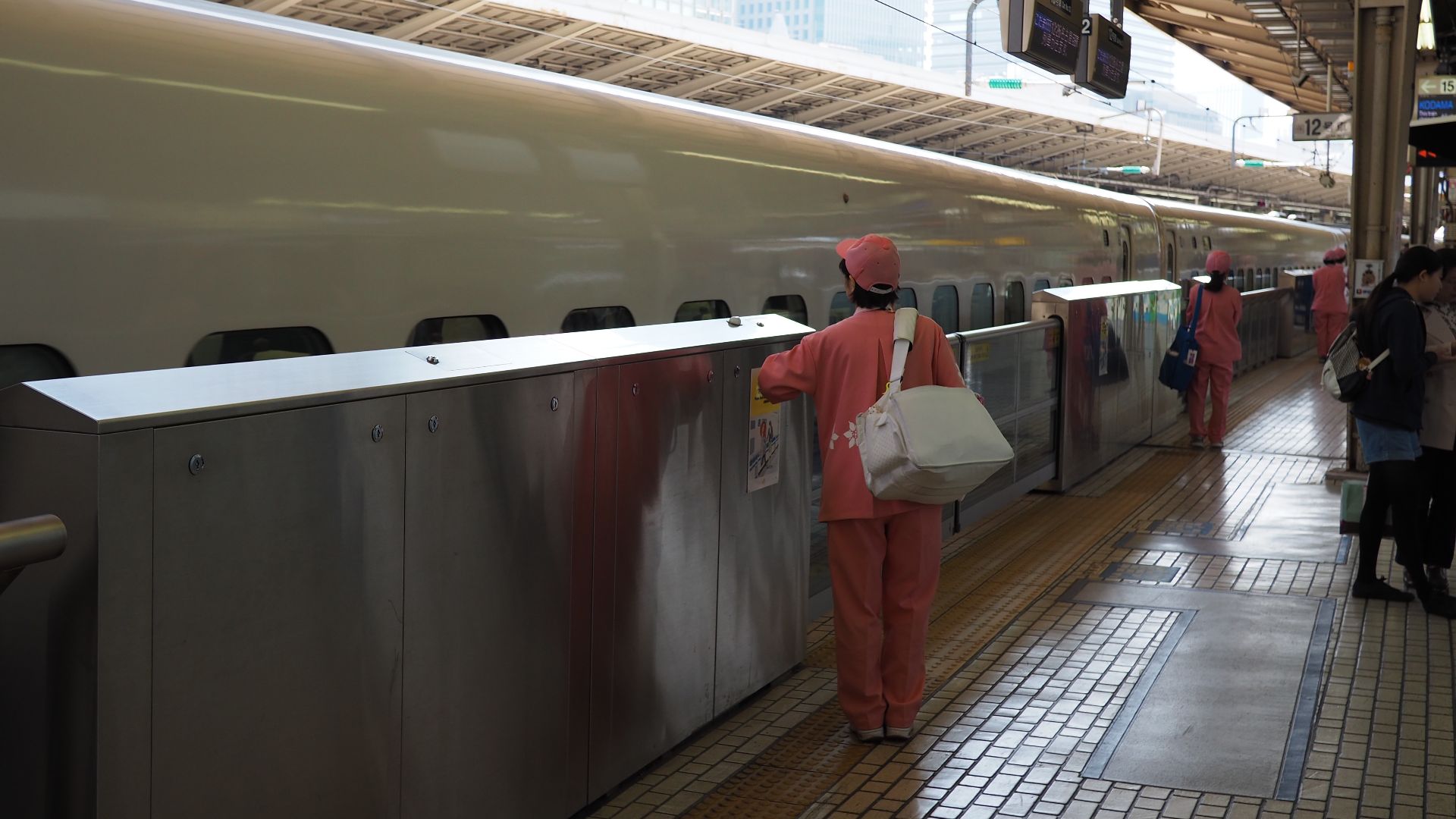 File:Shinkansen cleaning crew 2017 (33378268134).jpg