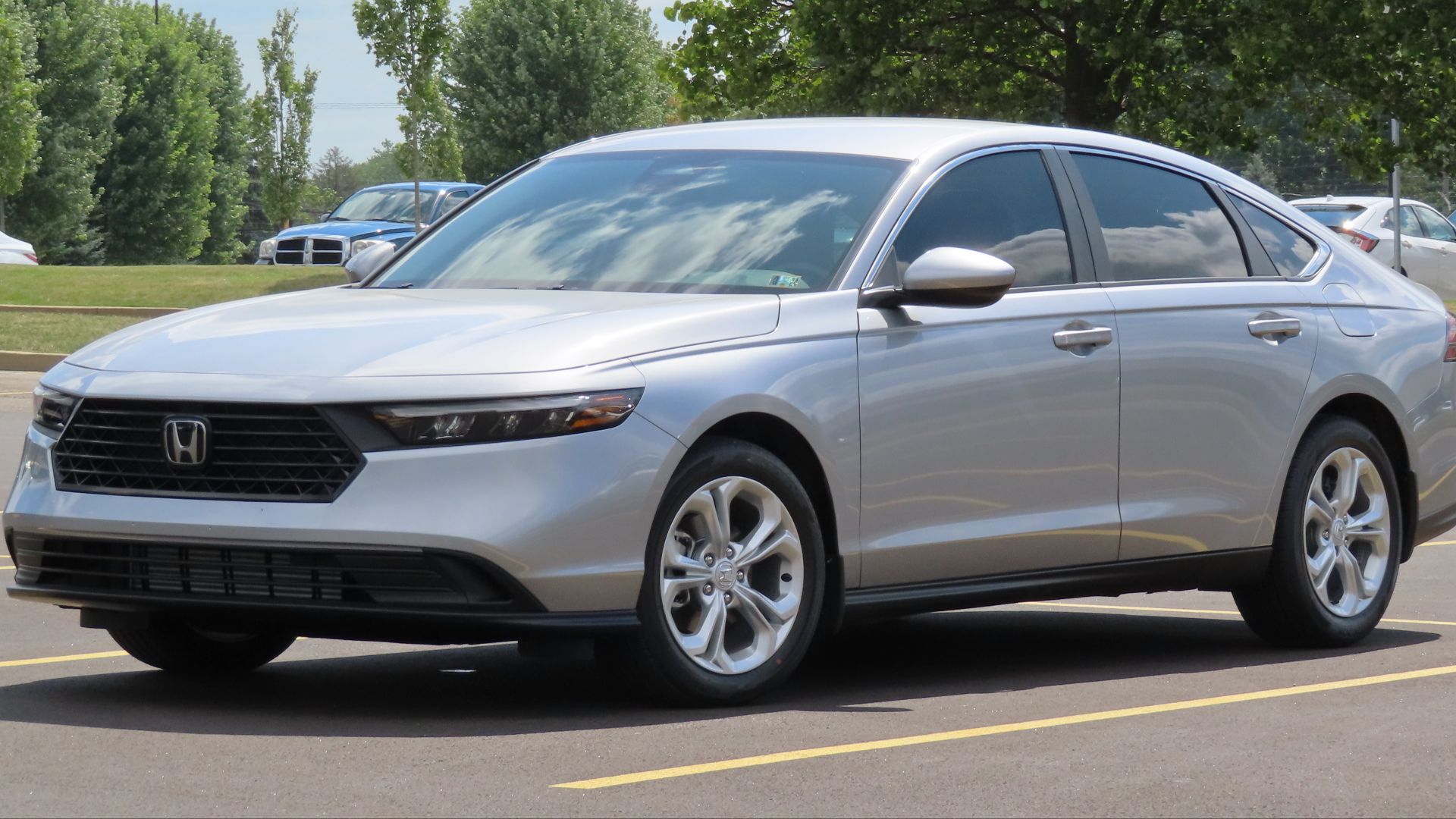 File:2023 Honda Accord LX, front left, 07-13-2023.jpg
