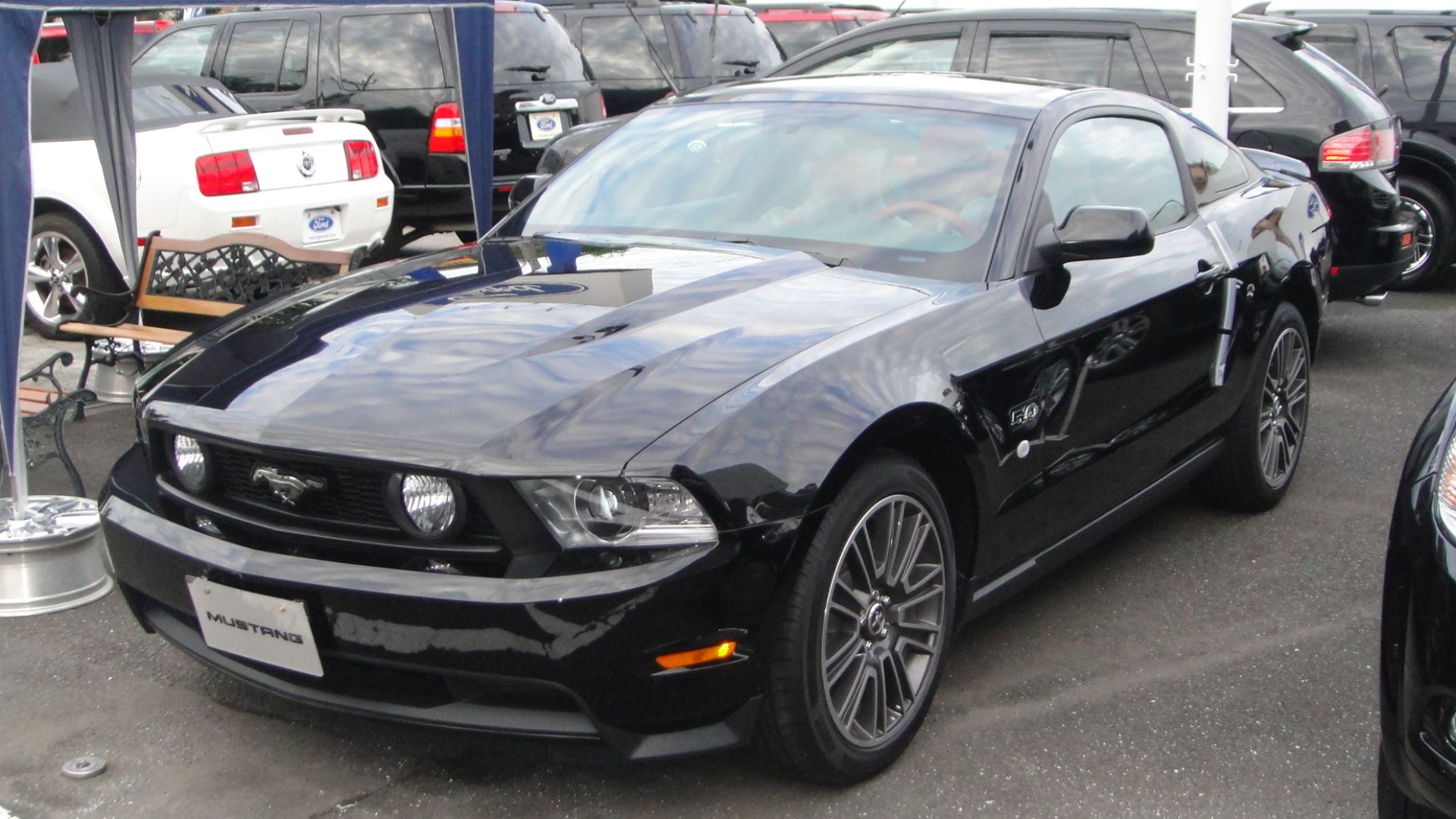 File:Ford Mustang GT 2011 5.0 V8 Tx-re.jpg