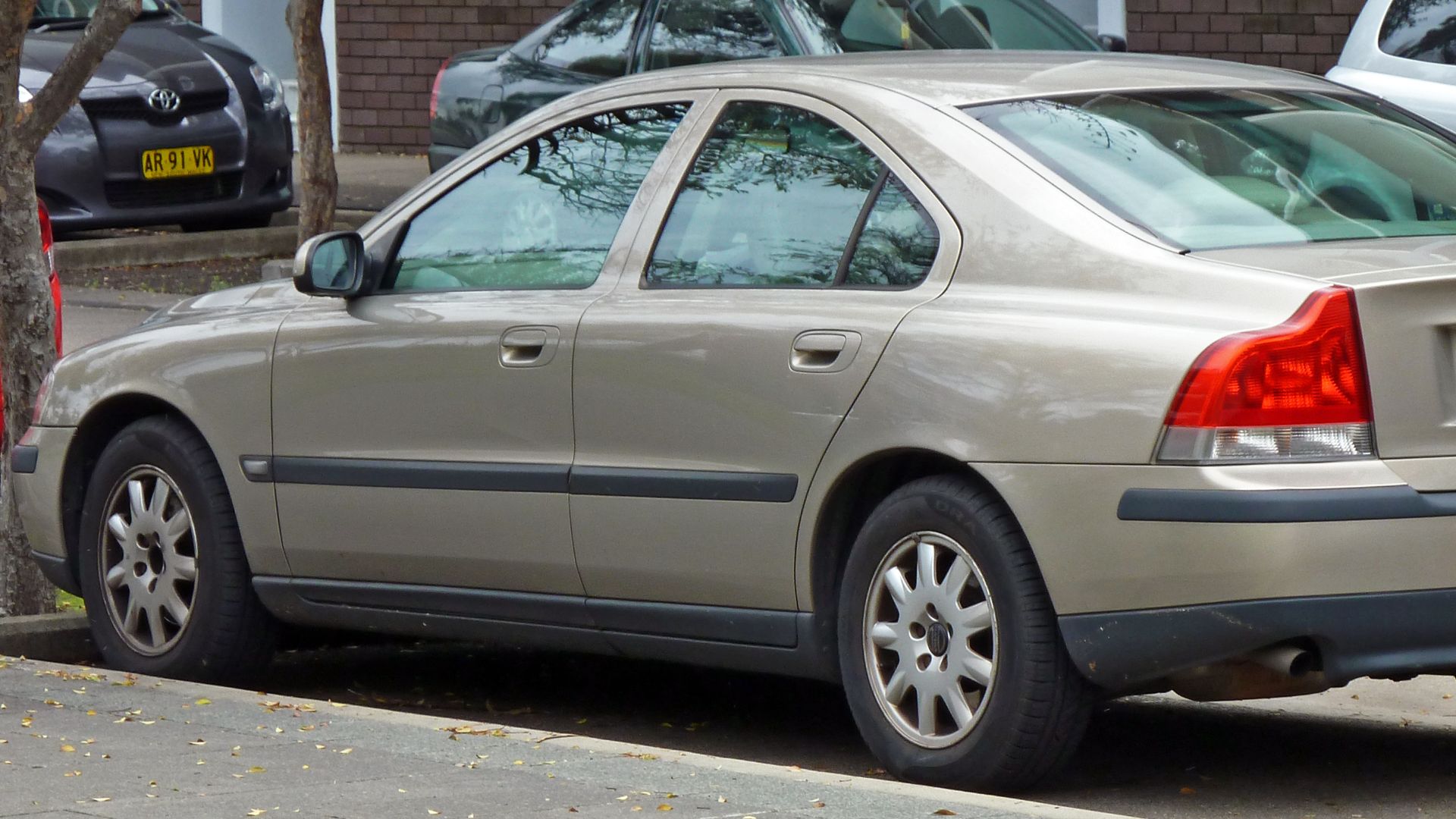 File:2000-2004 Volvo S60 sedan 02.jpg