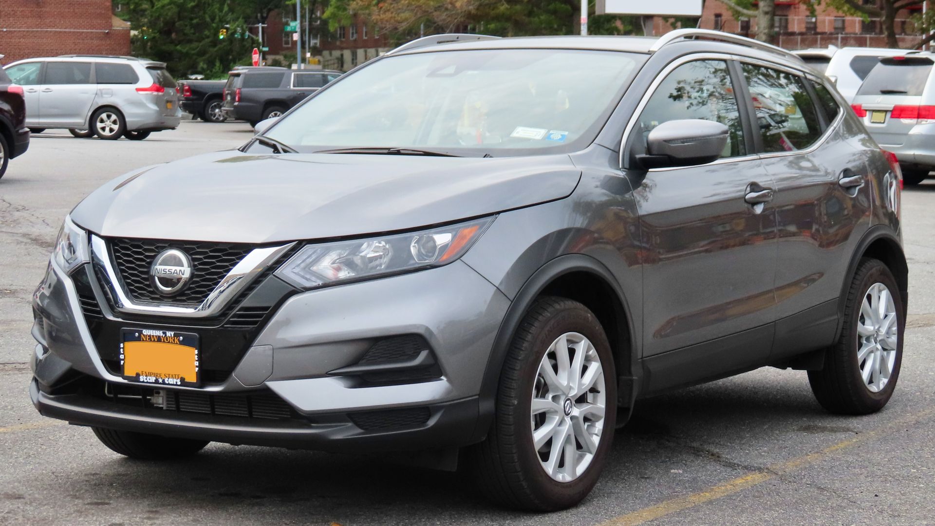 File:2020 Nissan Rogue Sport SV AWD (facelift), front 10.10.20.jpg