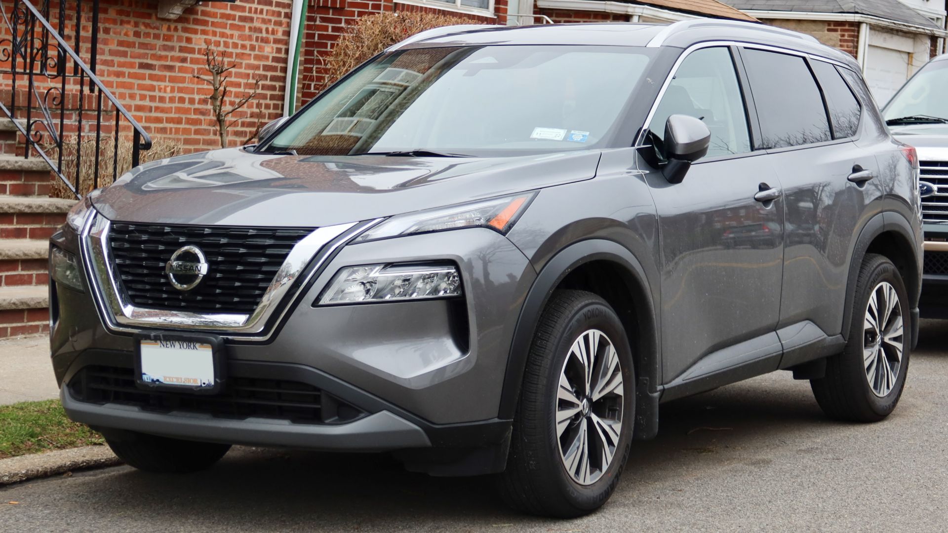 File:2021 Nissan Rogue SV AWD, front 1.1.21.jpg