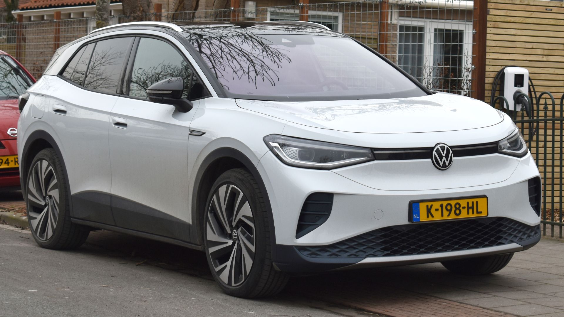 File:2020 Volkswagen ID.4 Pro (Netherlands) front view.jpg