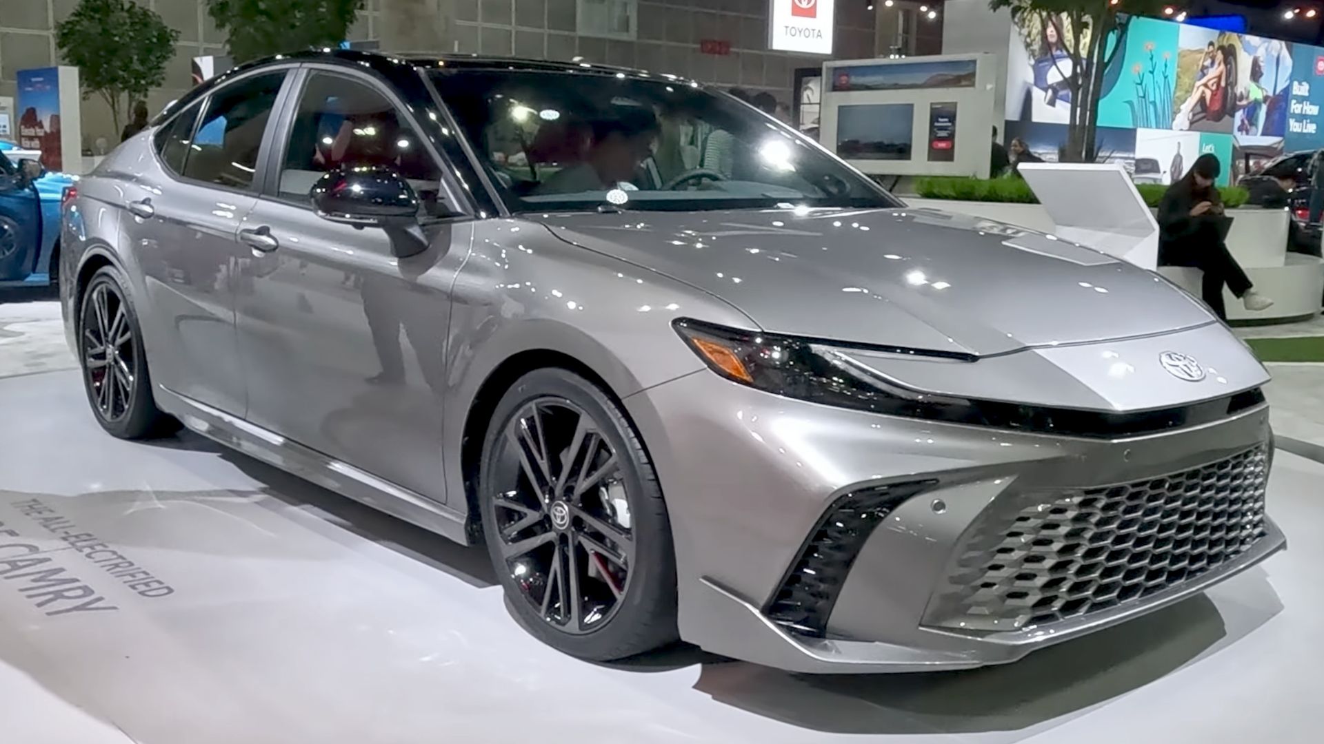 File:2025 Toyota Camry Hybrid XSE (United States) front view.png