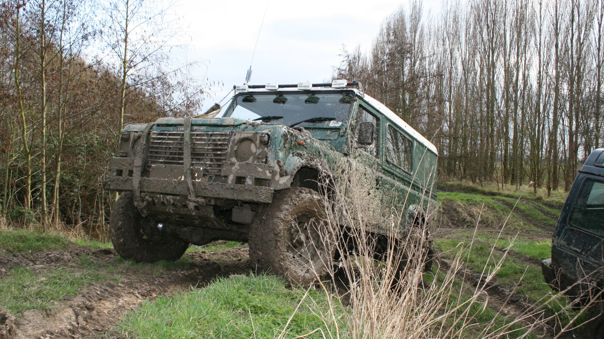 File:Land Rover Defender covered with mud after driving in rough terrain.jpg